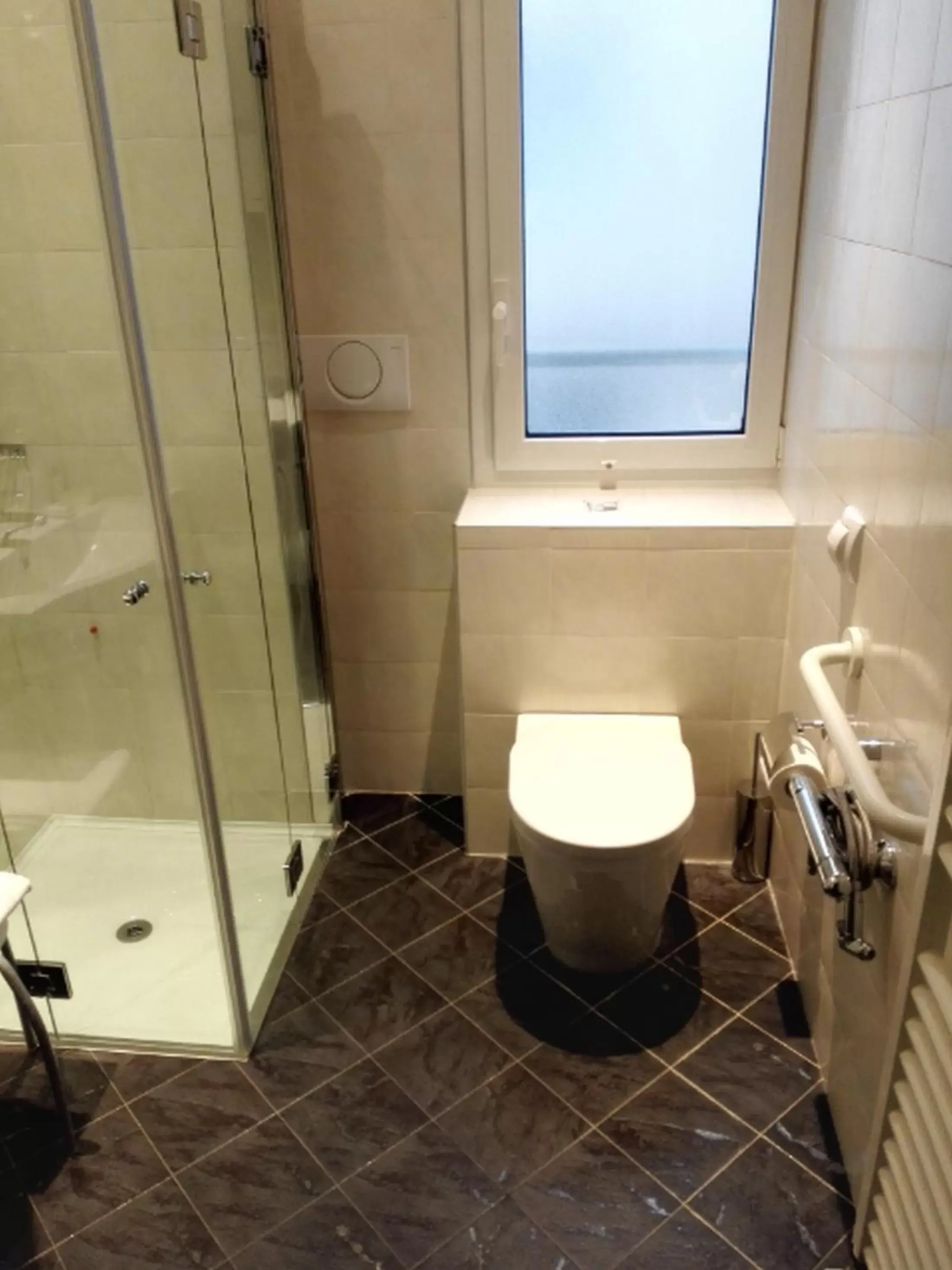 Facility for disabled guests, Bathroom in Card International Hotel