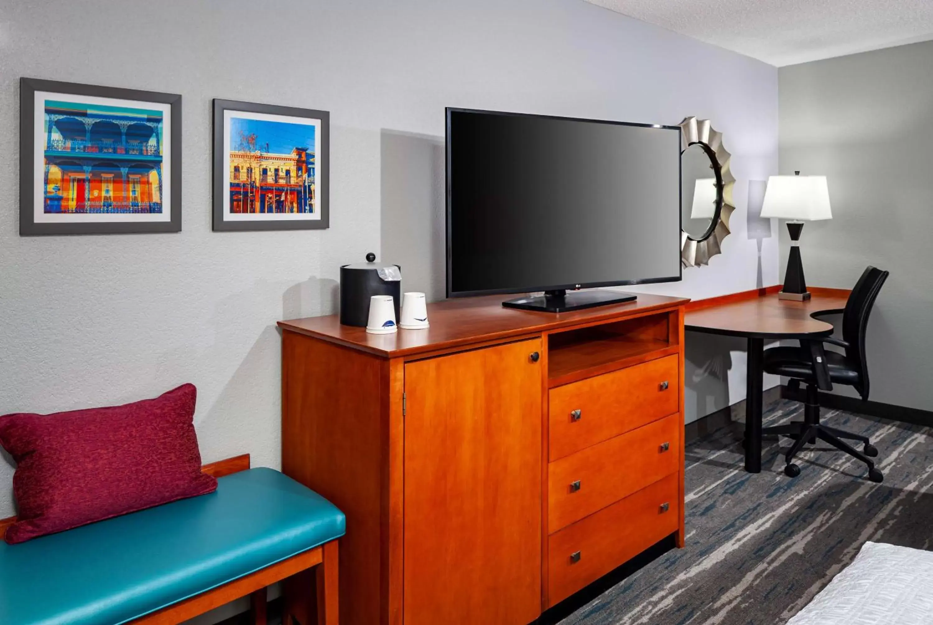 Bedroom, TV/Entertainment Center in Hampton Inn & Suites Mobile I-65@ Airport Boulevard