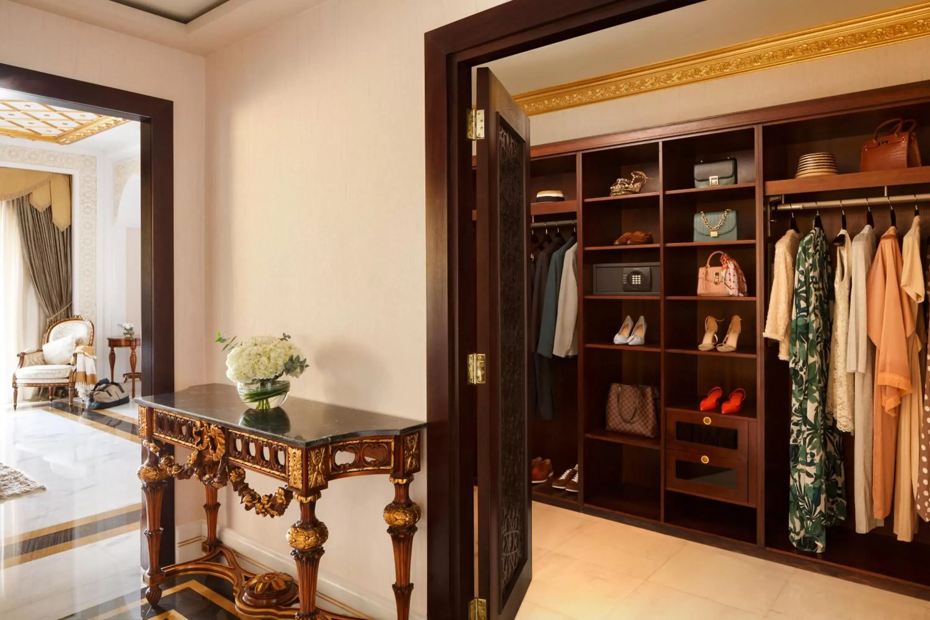 wardrobe in Jumeirah Zabeel Saray
