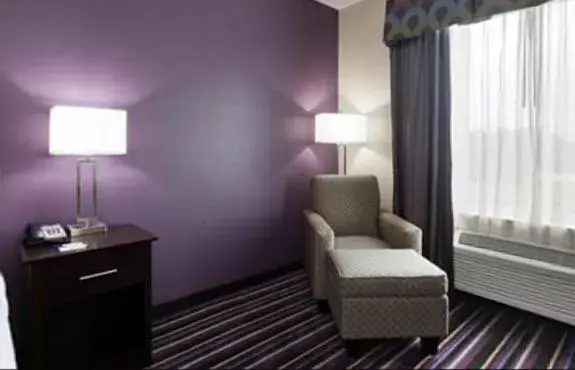 Seating Area in Holiday Inn Express & Suites Raceland - Highway 90, an IHG Hotel