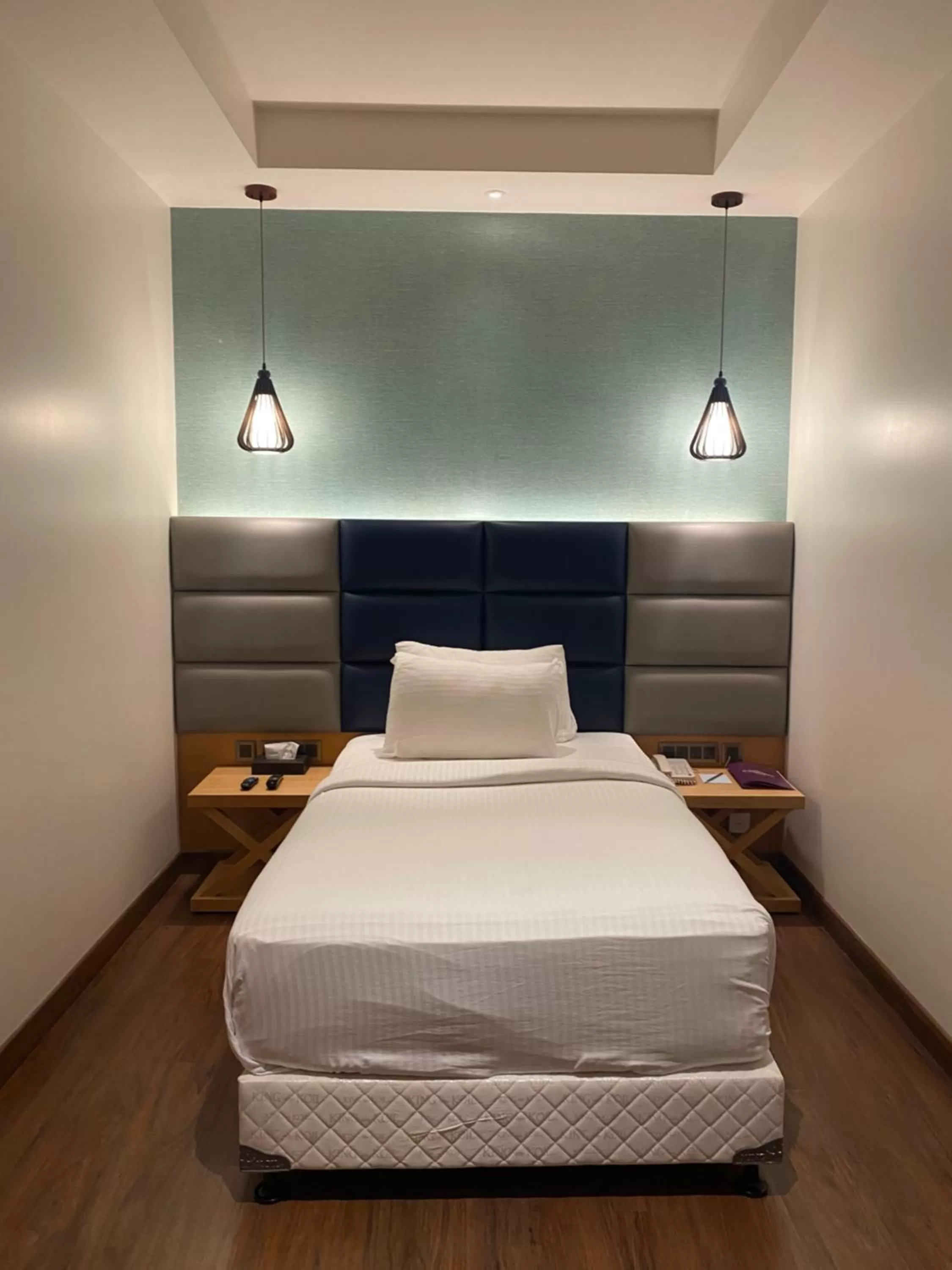 Bedroom, Bed in SRM Hotel Maraimalai Nagar Chennai