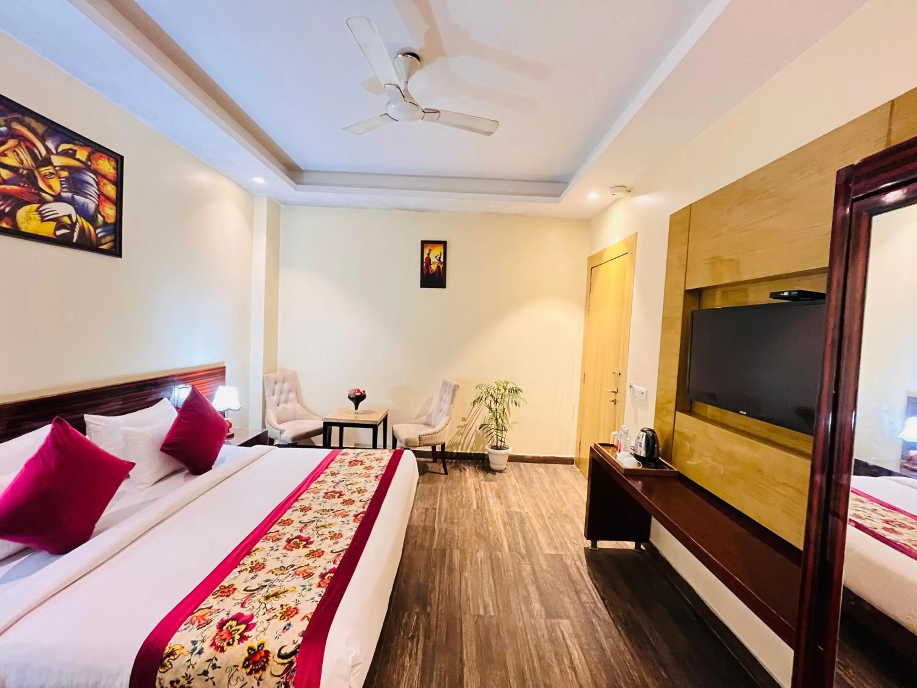 Bed, TV/Entertainment Center in Hotel Banz - Near Delhi International Airport