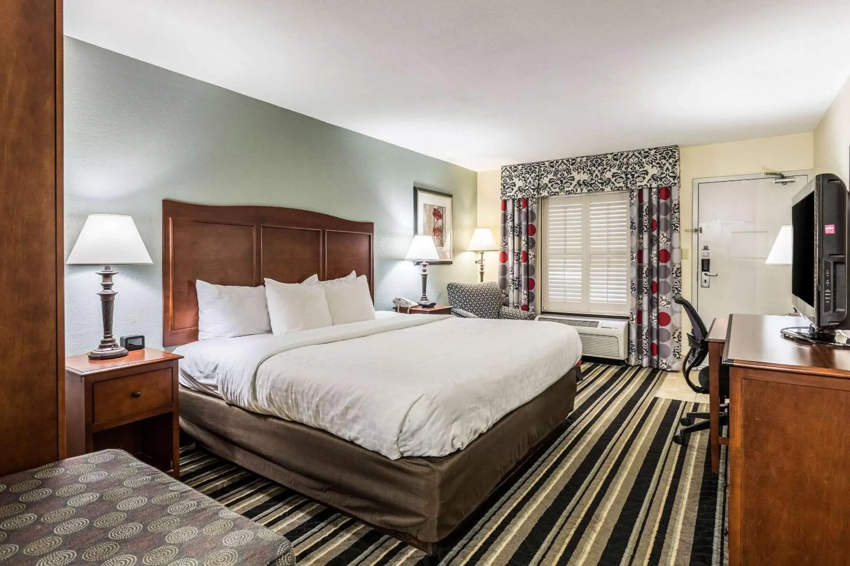 Photo of the whole room, Bed in Clarion Pointe Huntsville Research Park