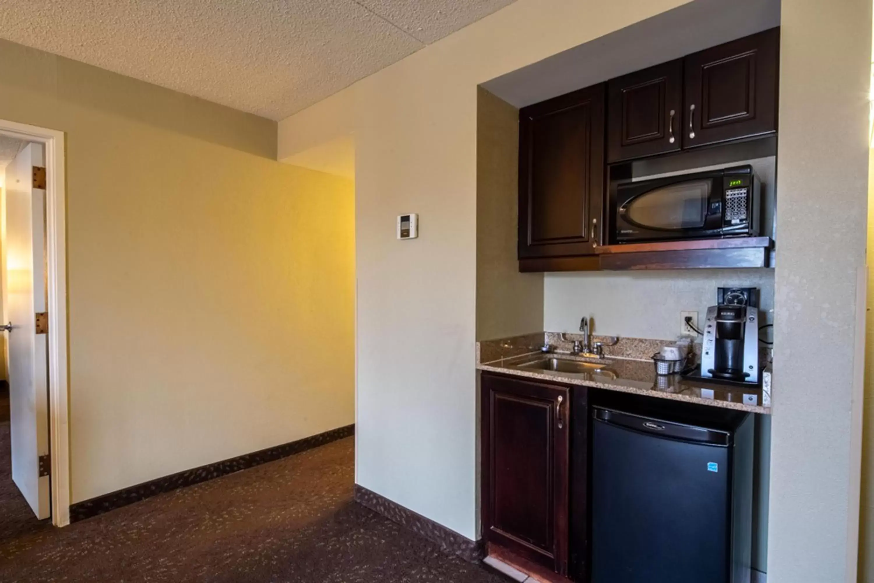 Coffee/tea facilities, Kitchen/Kitchenette in Holiday Inn Express Hotel & Suites Pittsburgh Airport, an IHG Hotel