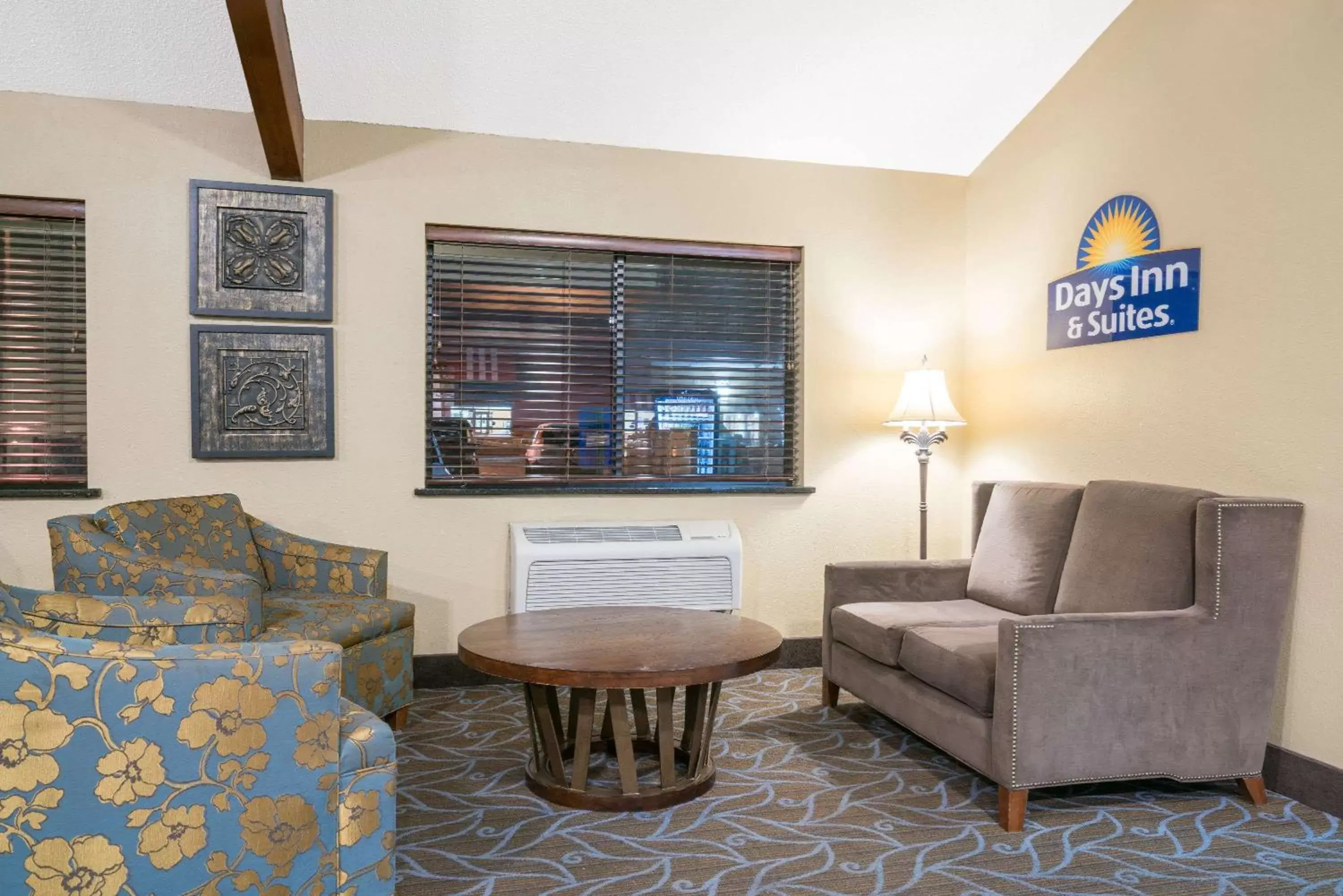 Lobby or reception, Seating Area in Days Inn & Suites by Wyndham Baxter Brainerd Area