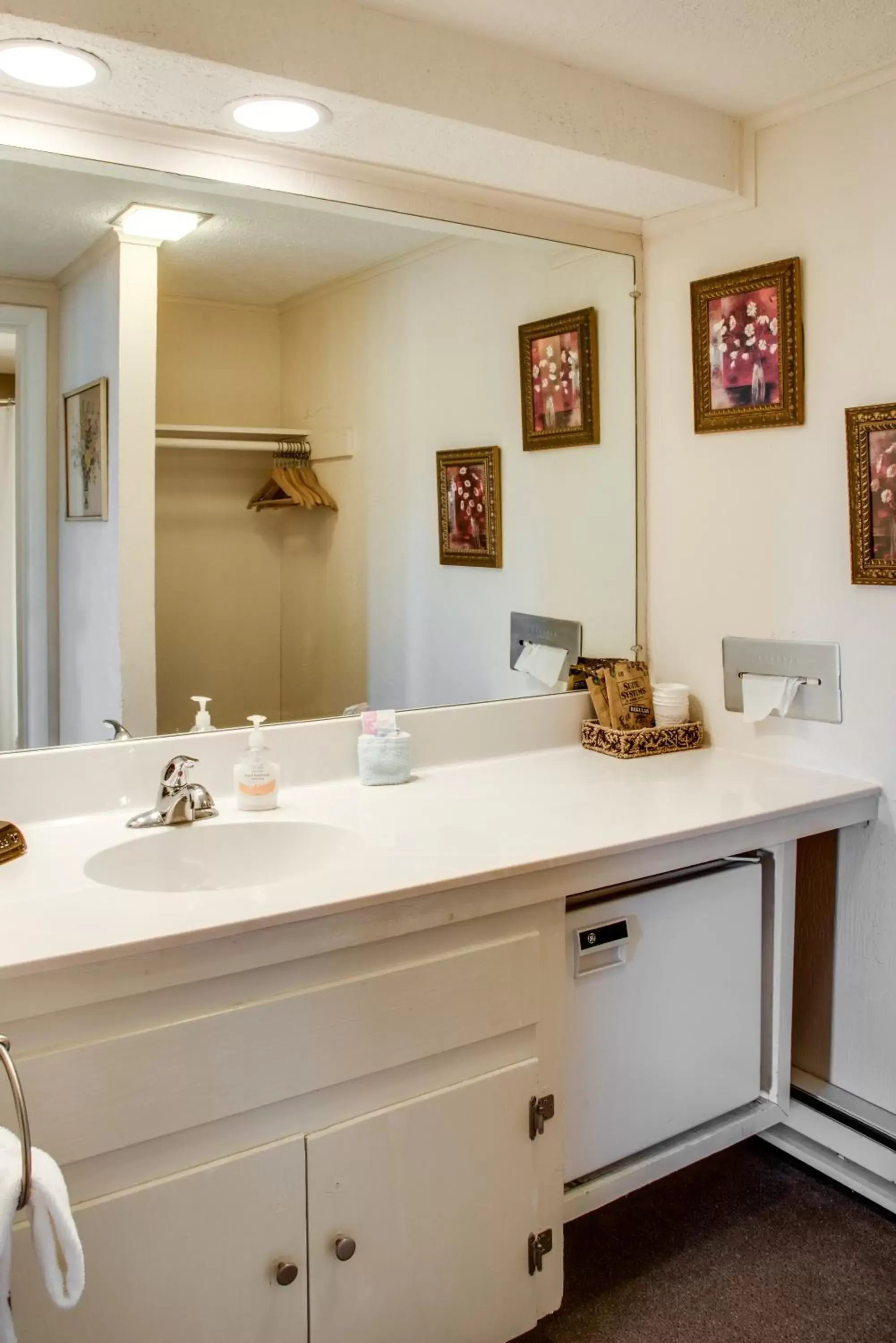 Bathroom in Cliff Dwellers Inn