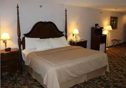 Bedroom, Bed in Crown Choice Inn & Suites Lakeview and Waterpark
