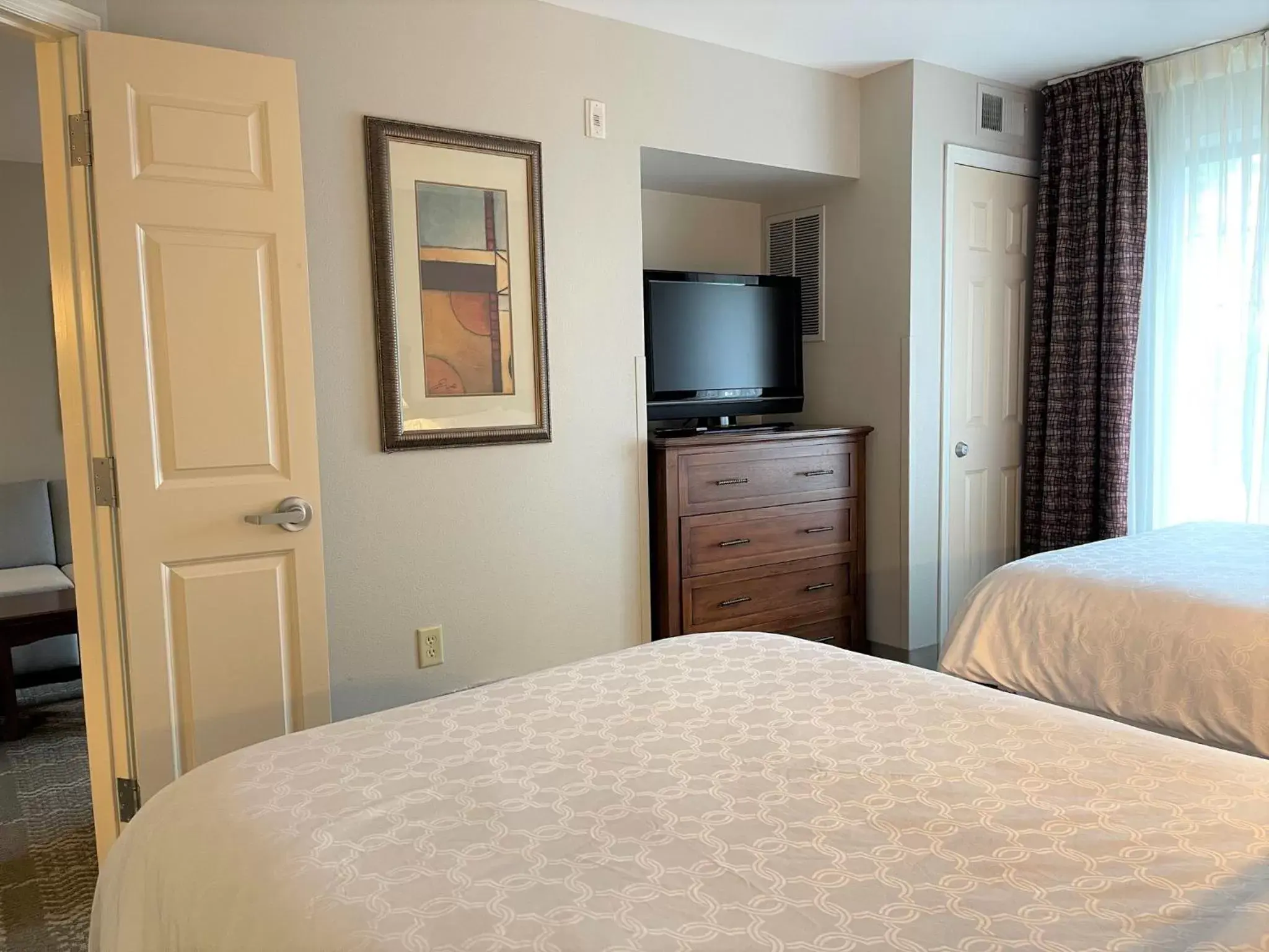 Bedroom, Bed in Staybridge Suites Milwaukee West-Oconomowoc, an IHG Hotel