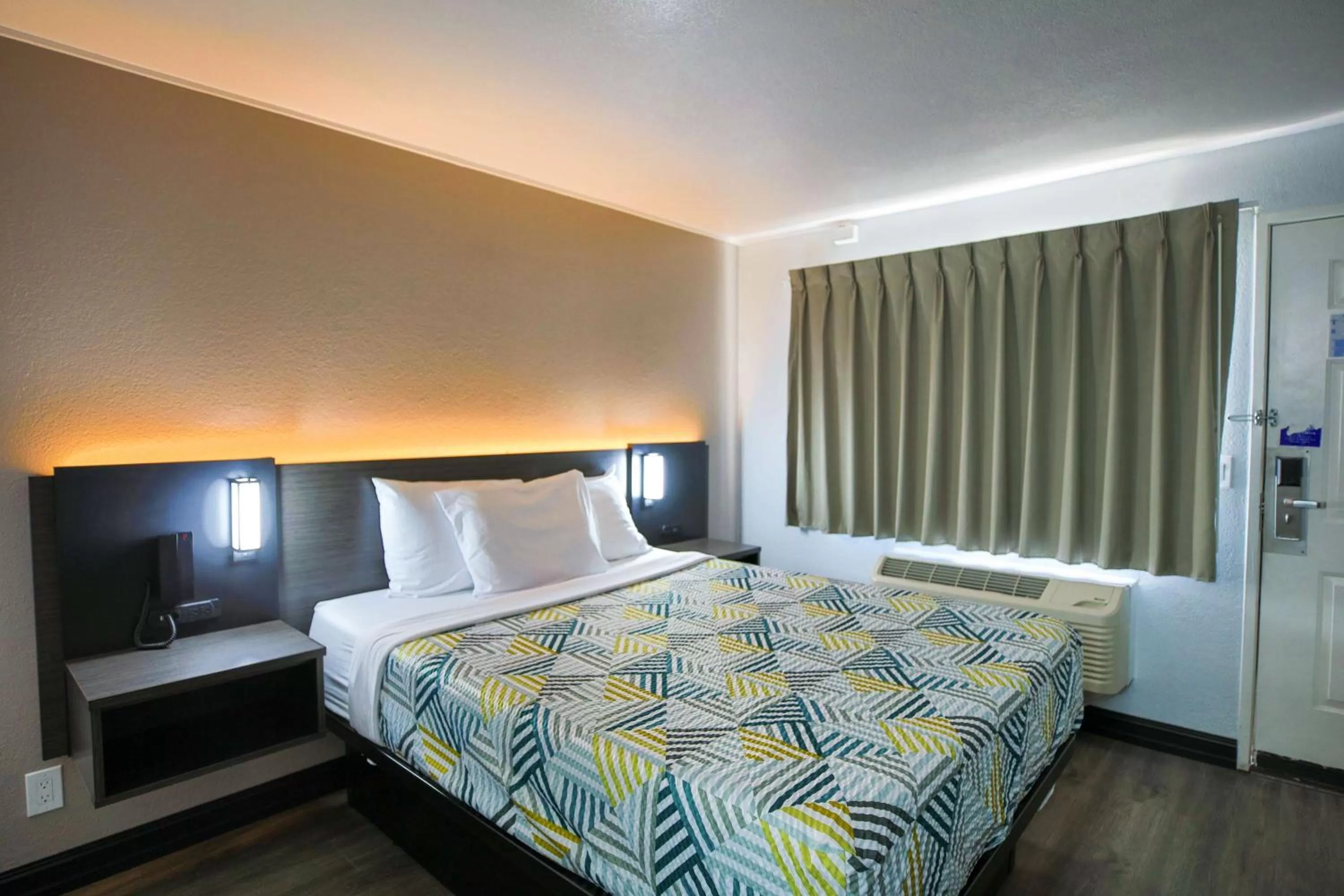 Bedroom, Bed in Motel 6-Sacramento, CA - Central