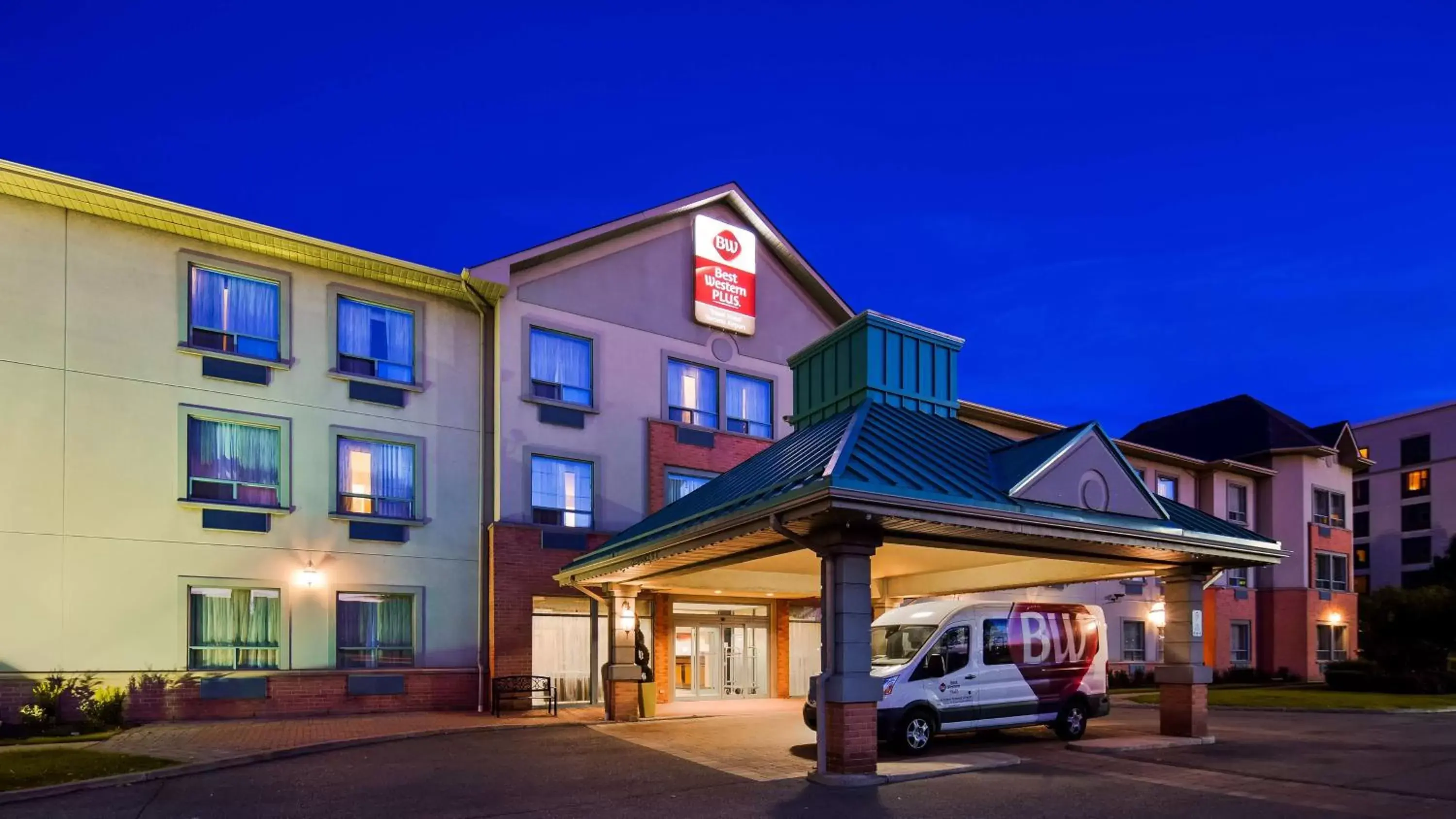 Property Building in Best Western Plus Travel Hotel Toronto Airport
