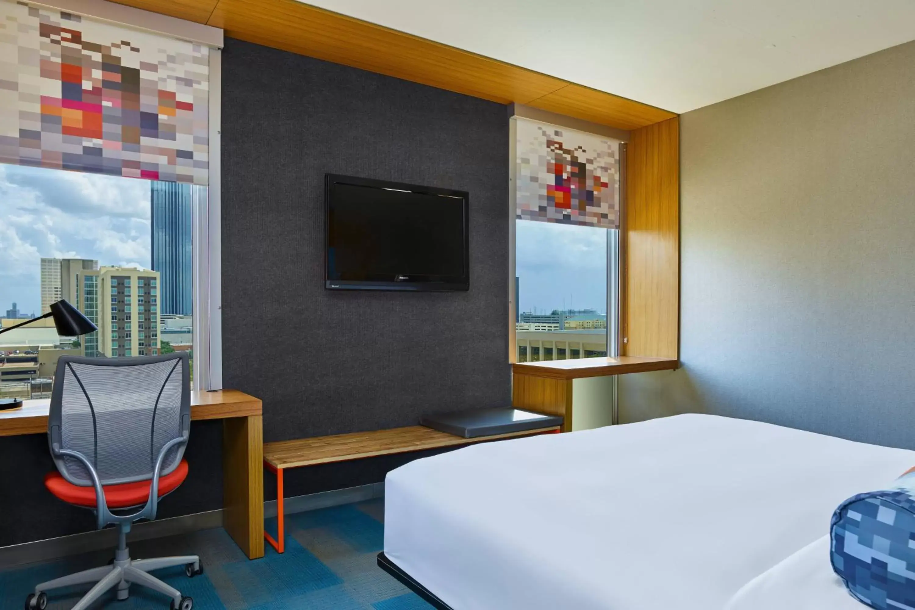 Photo of the whole room, Bed in Aloft Houston by the Galleria