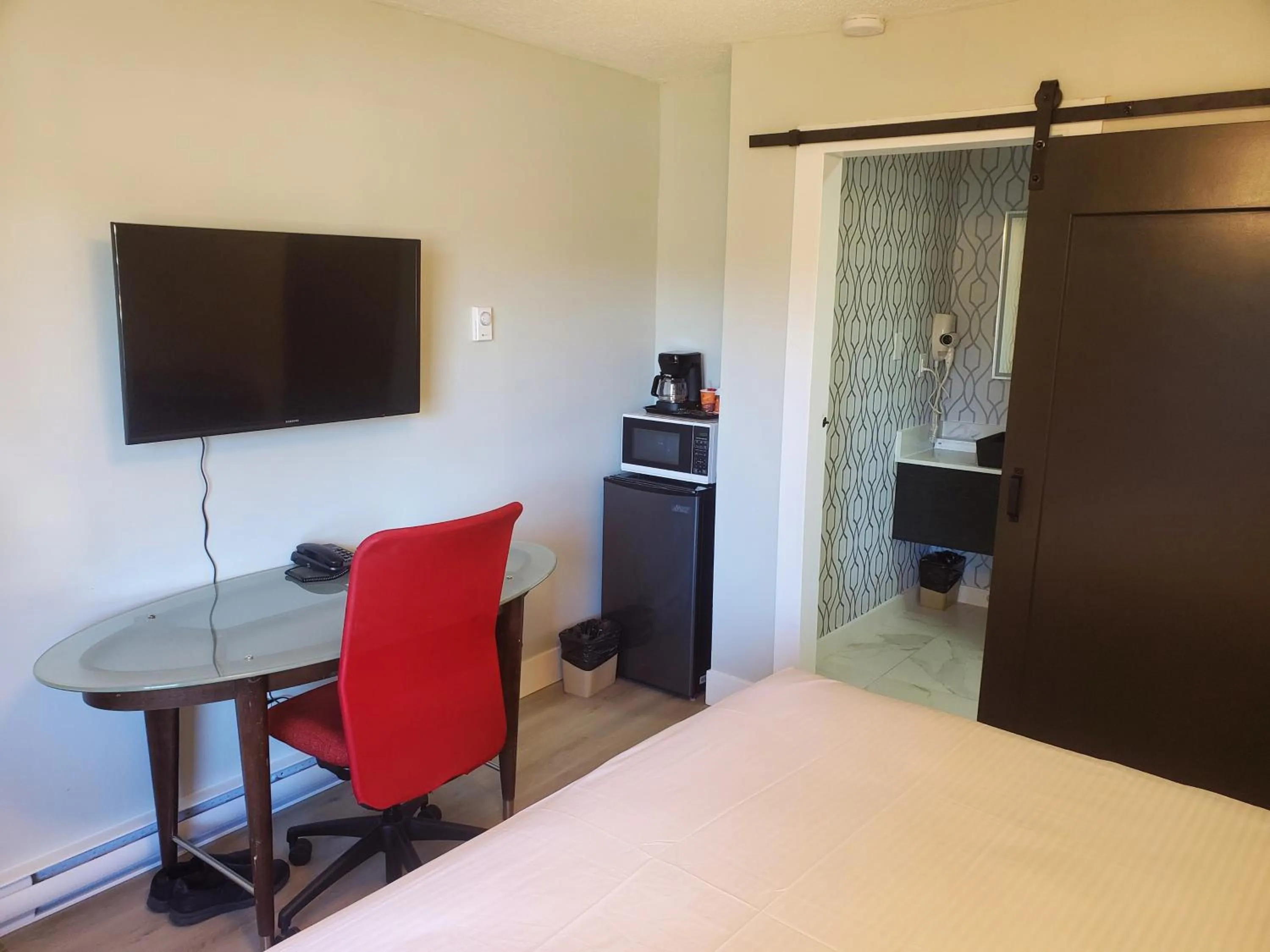 TV and multimedia, Bed in Alpine Inn Abbotsford