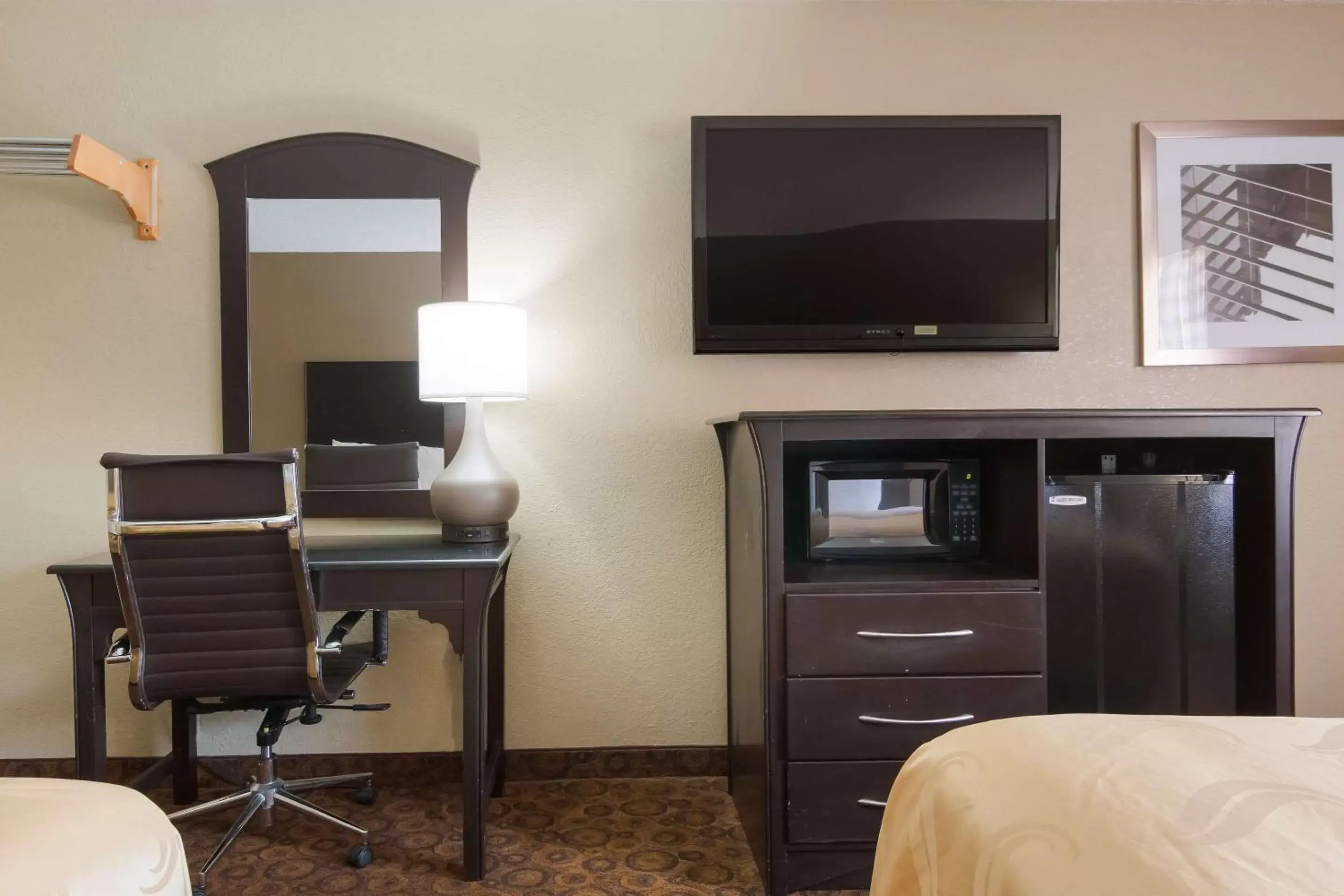 Bedroom, TV/Entertainment Center in Quality Inn Magnolia