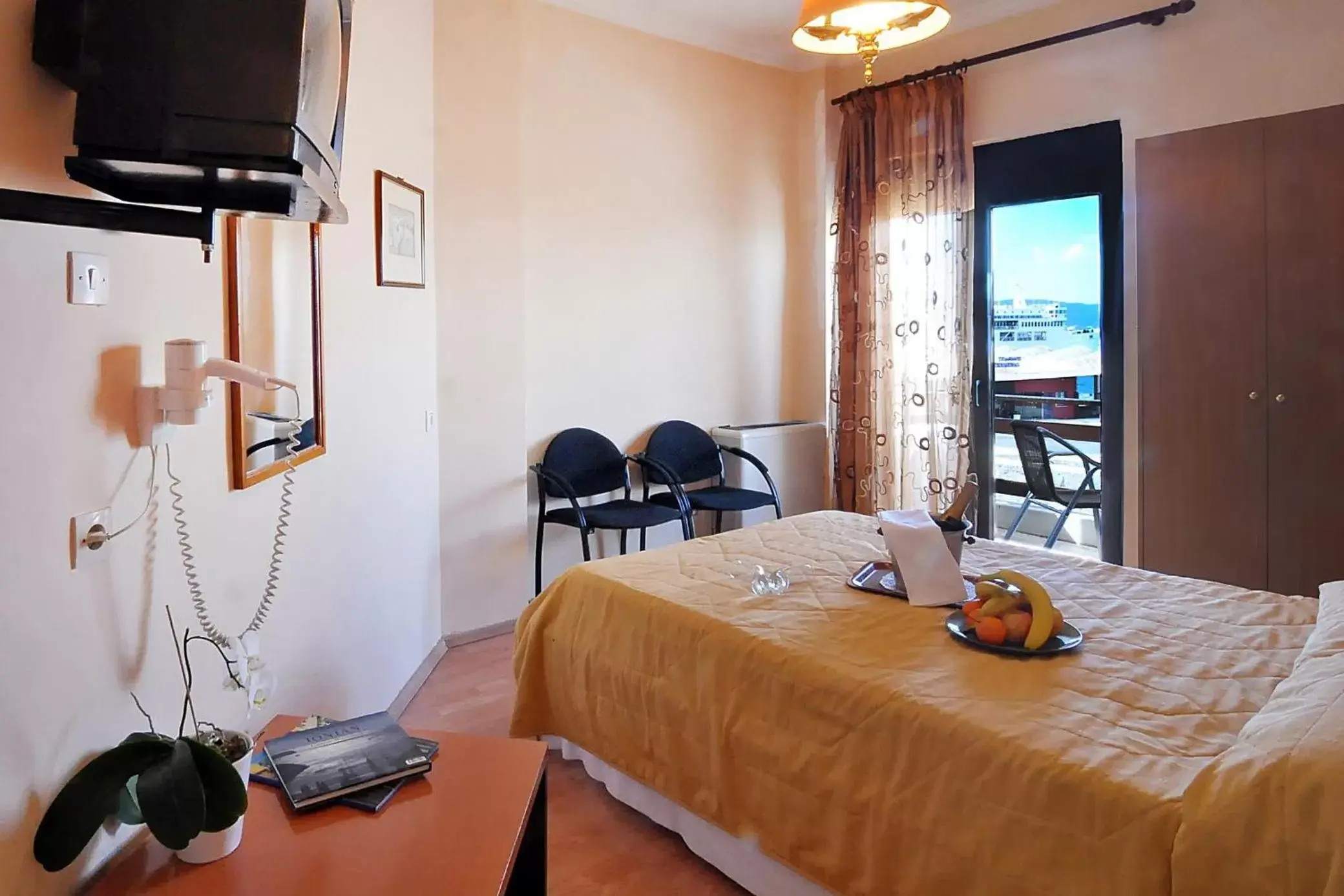 Bedroom, TV/Entertainment Center in Hotel Atlantis