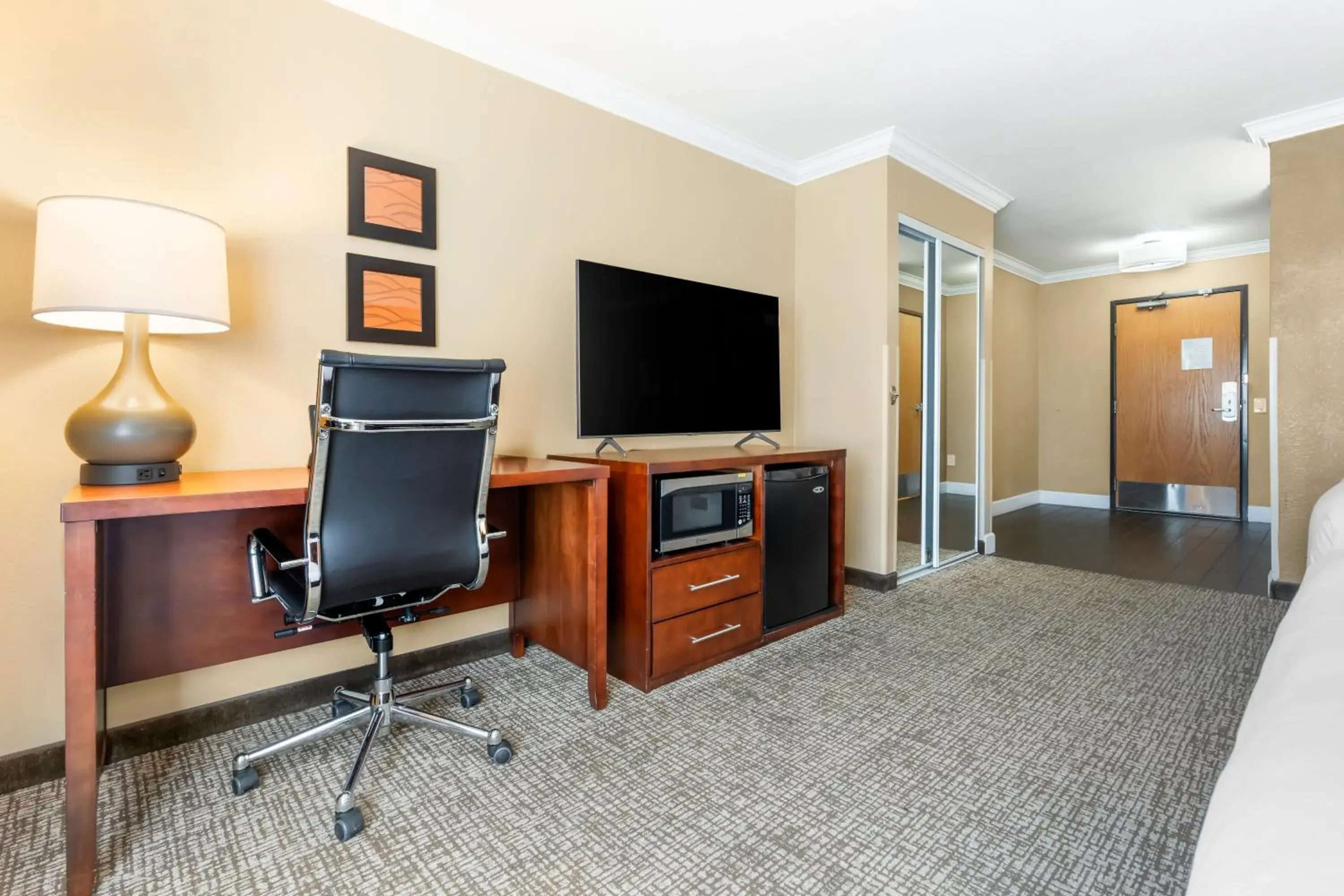 TV and multimedia, TV/Entertainment Center in Comfort Inn & Suites Redwood Country