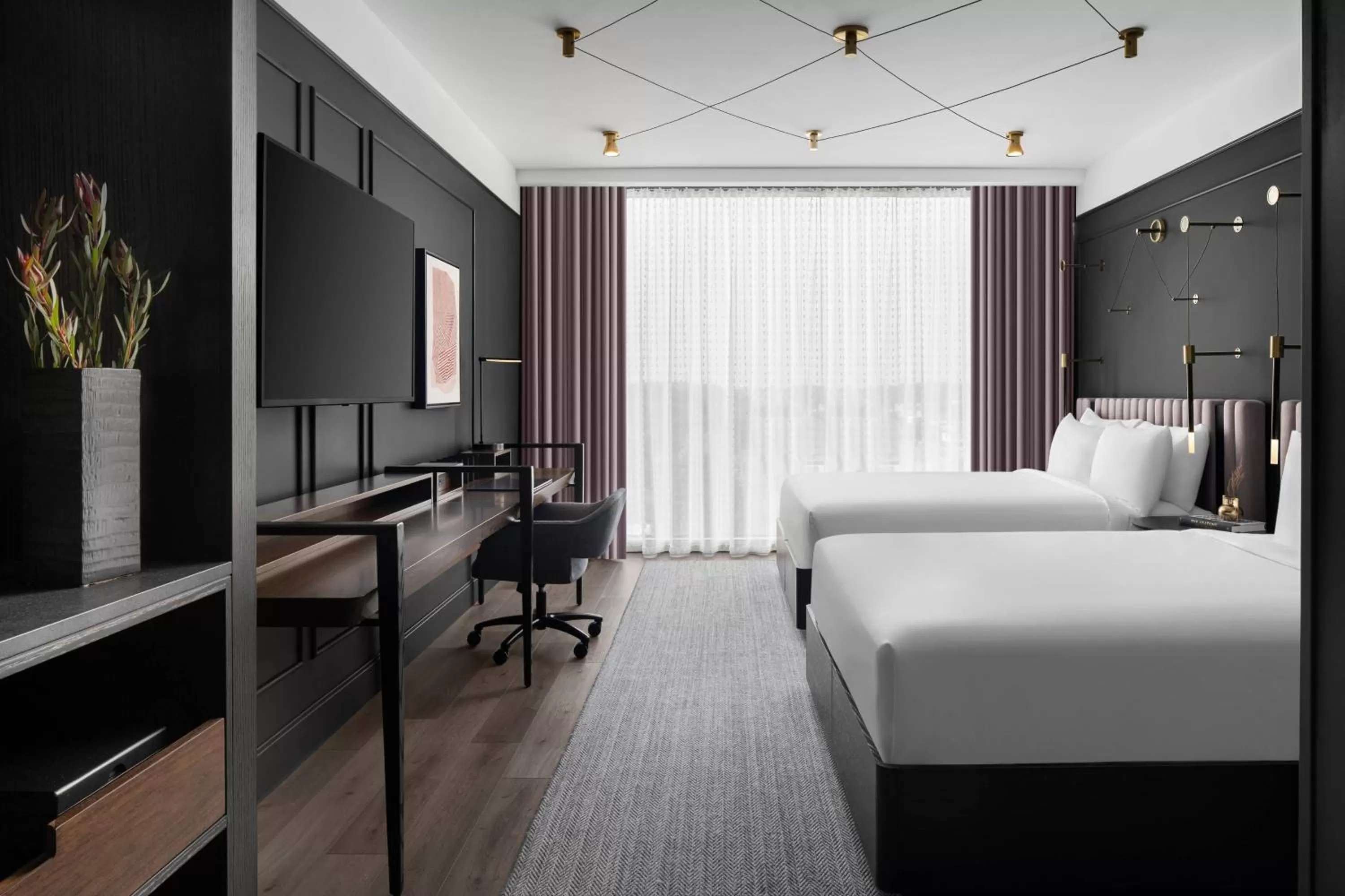 Photo of the whole room, Bed in Renaissance Milwaukee West Hotel