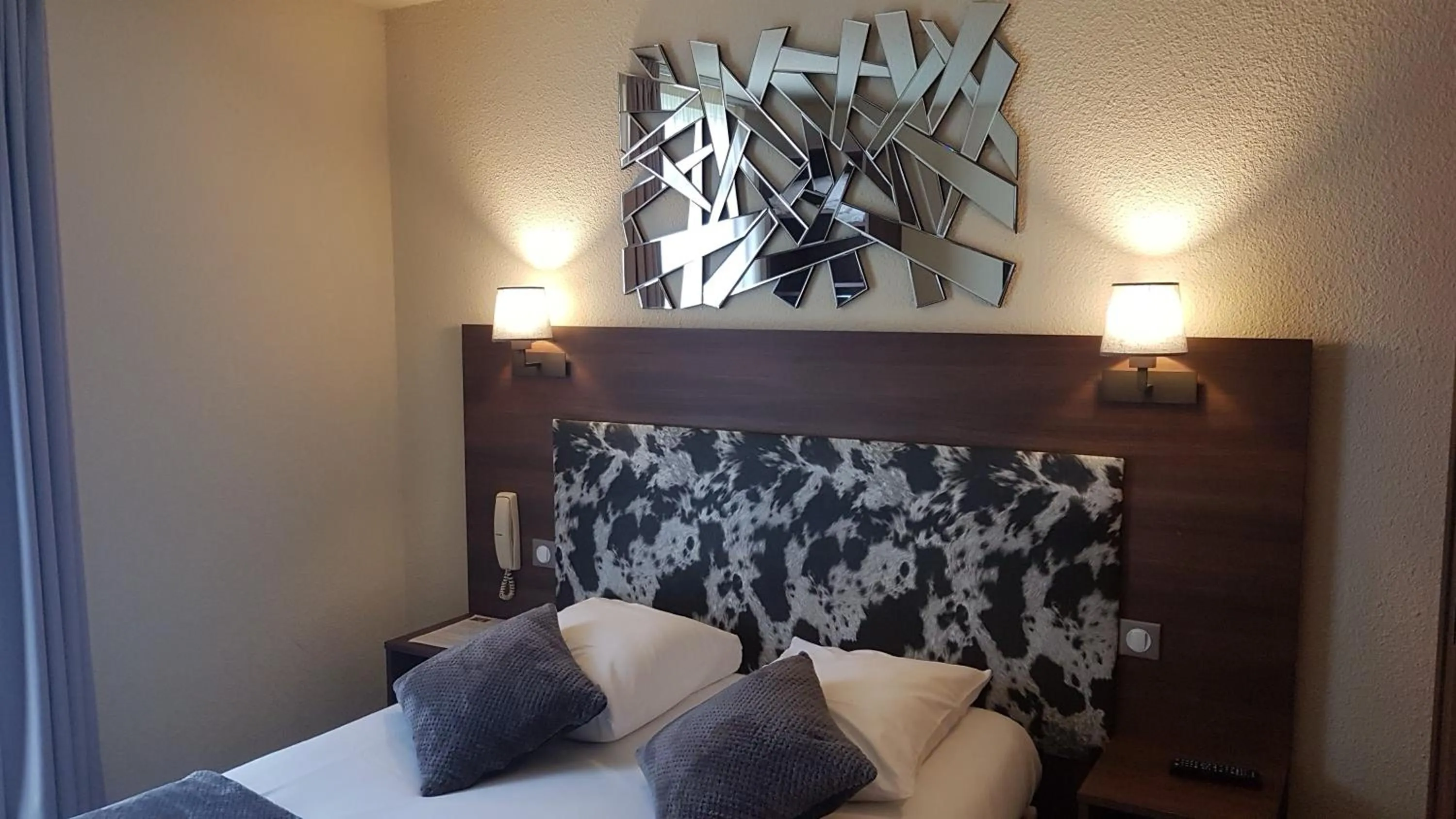 Photo of the whole room, Bed in Contact Hotel Atoll