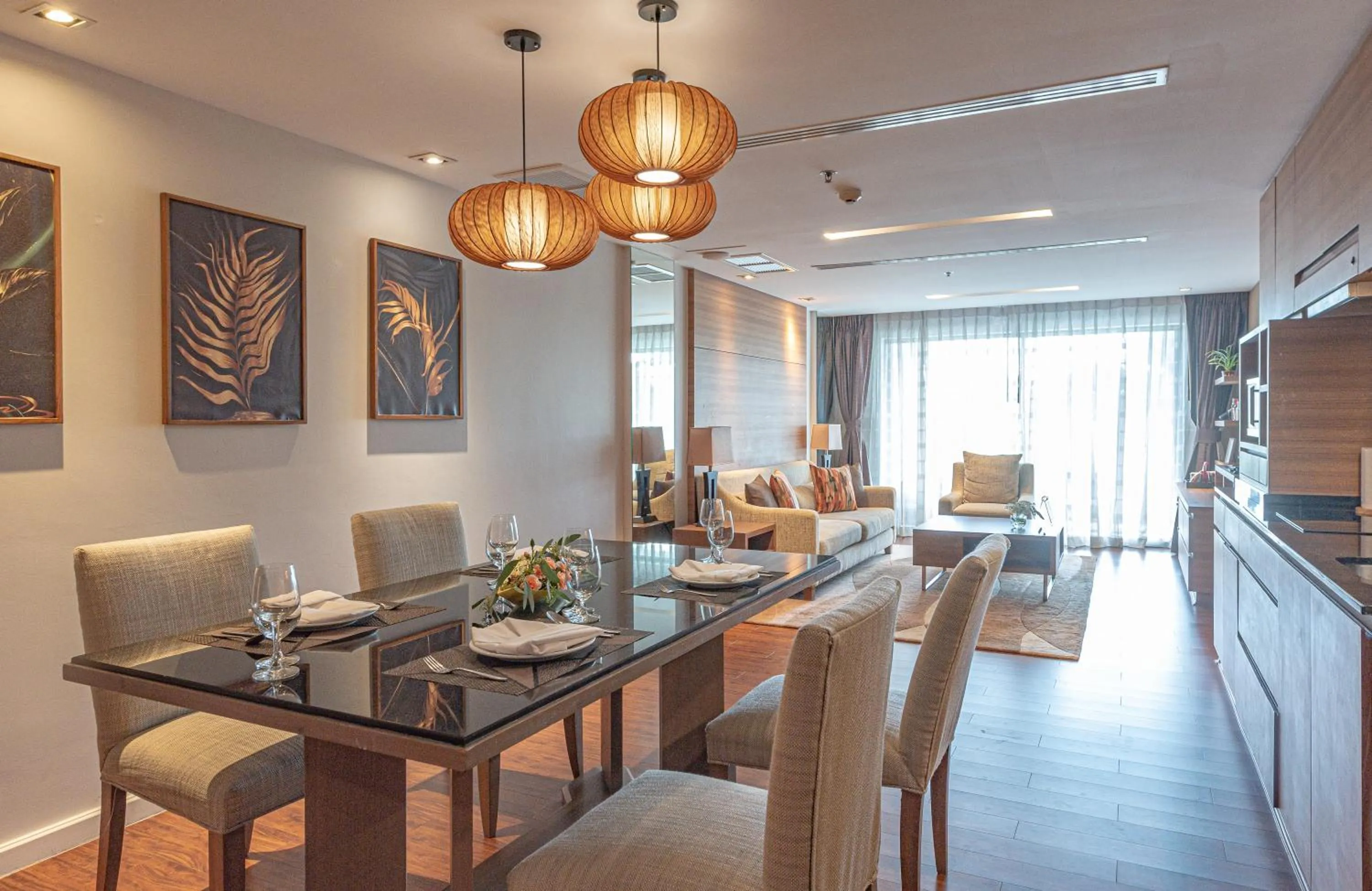 Dining area in Summit Windmill Golf Suite Hotel at Suvarnabhumi