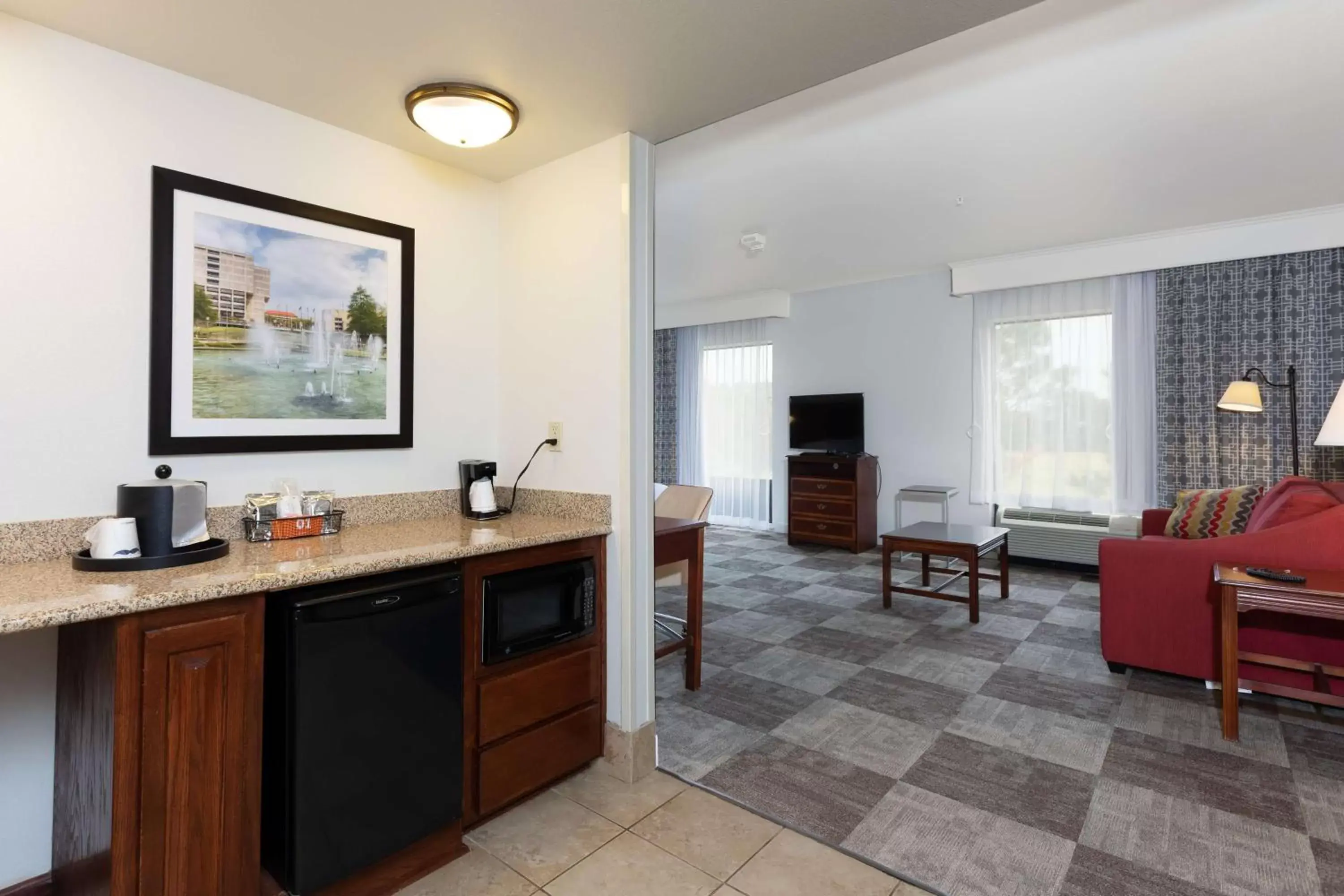 Bedroom, Kitchen/Kitchenette in Hampton Inn & Suites Baton Rouge - I-10 East