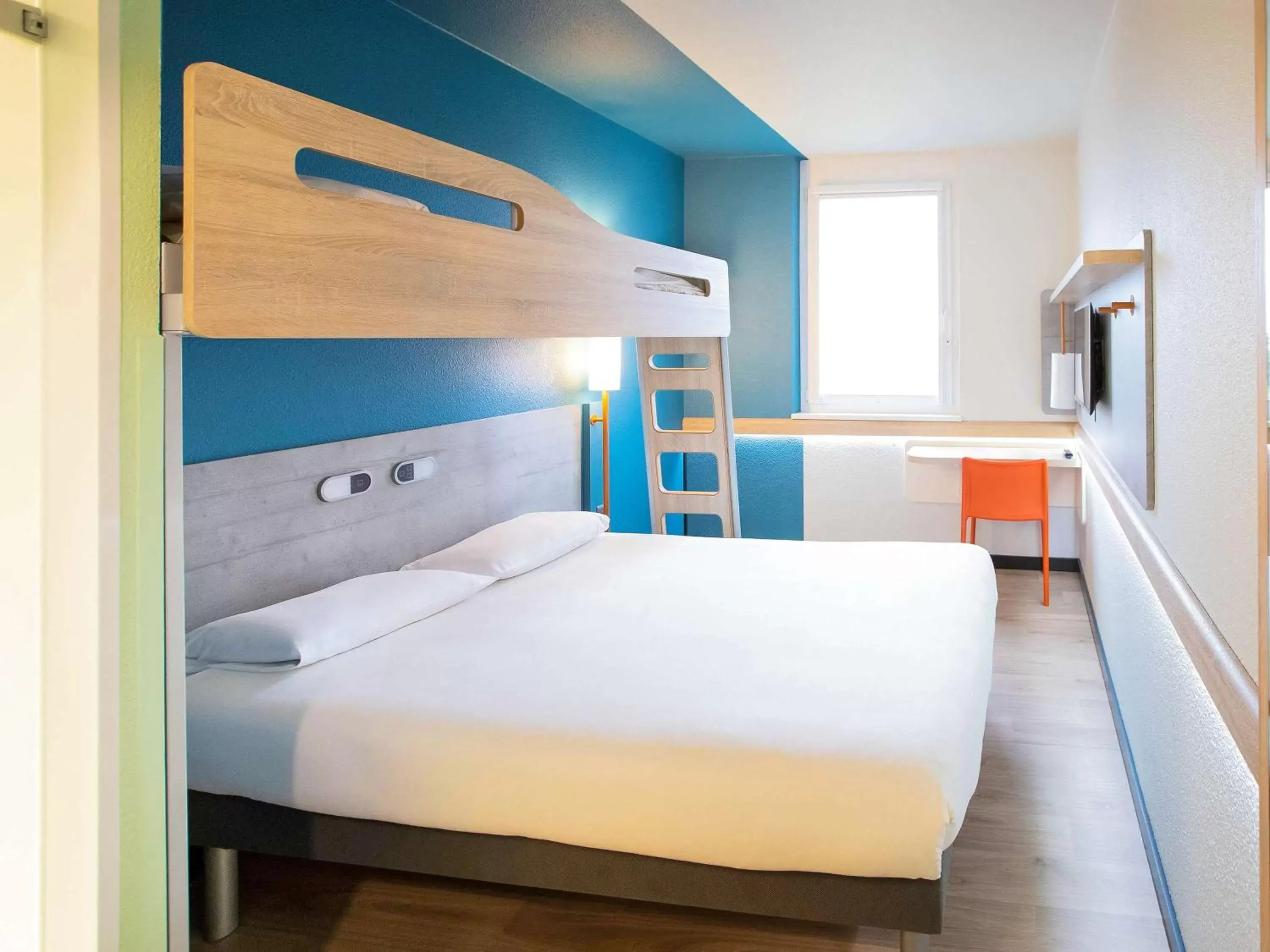 Photo of the whole room, Bunk Bed in ibis budget Genève Aéroport