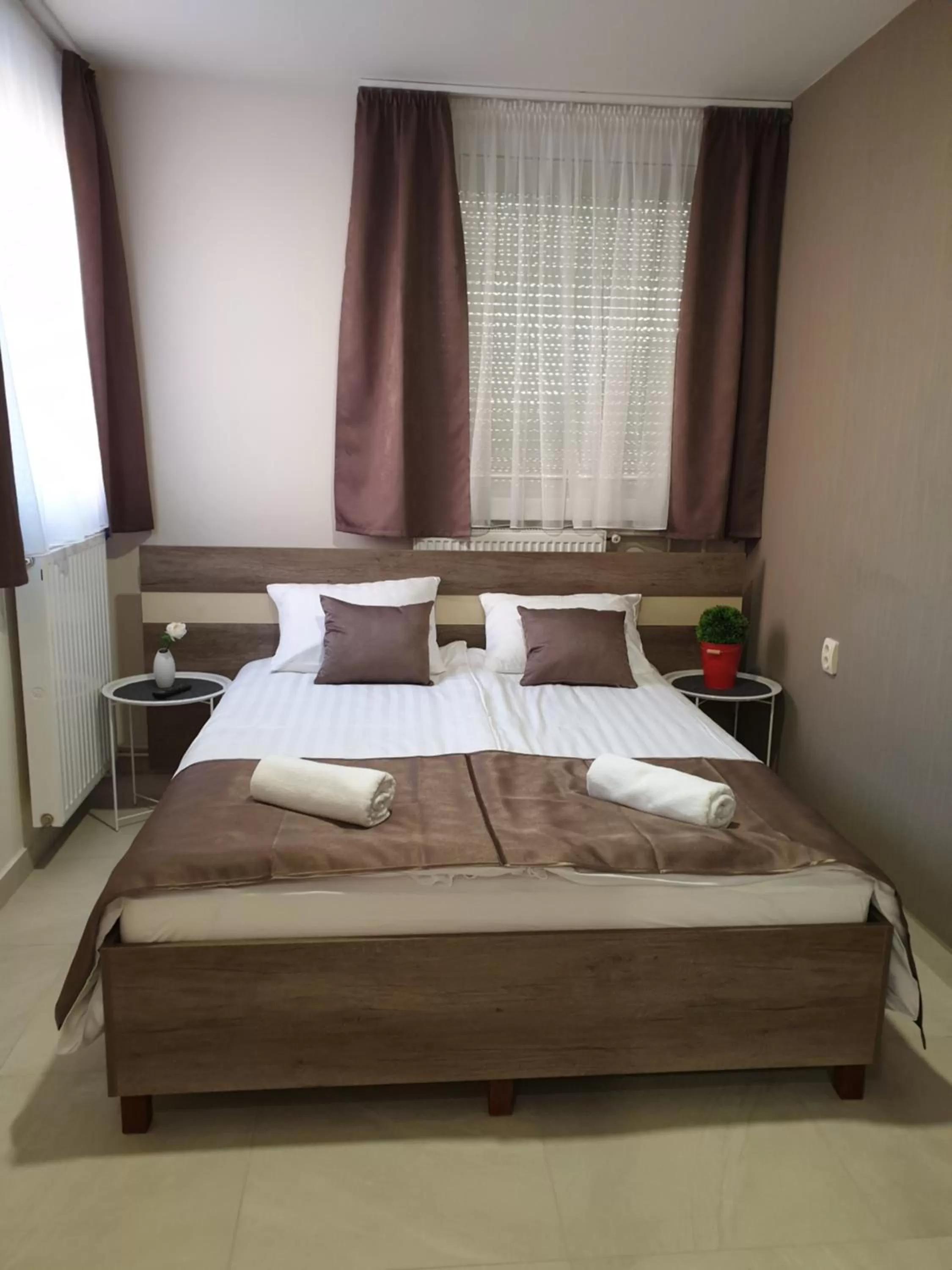 Bed in Familia Panzió & Apartmanház Győr