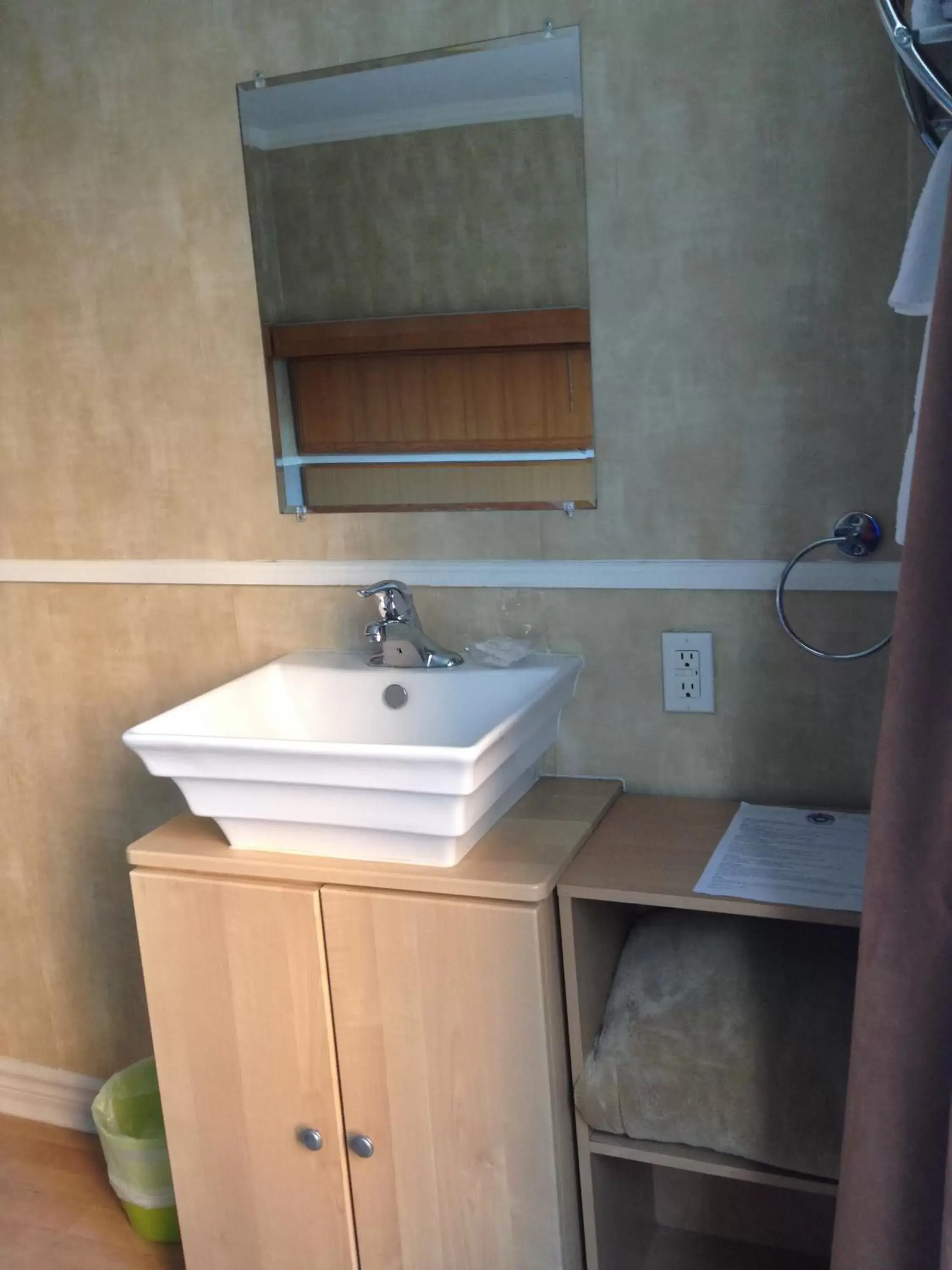 Basic Room with Double Bed and Shared Bathroom in The Rex Hotel Jazz & Blues Bar Basic Room with Double Bed and Shared Bathroom in The Rex Hotel Jazz & Blues Bar