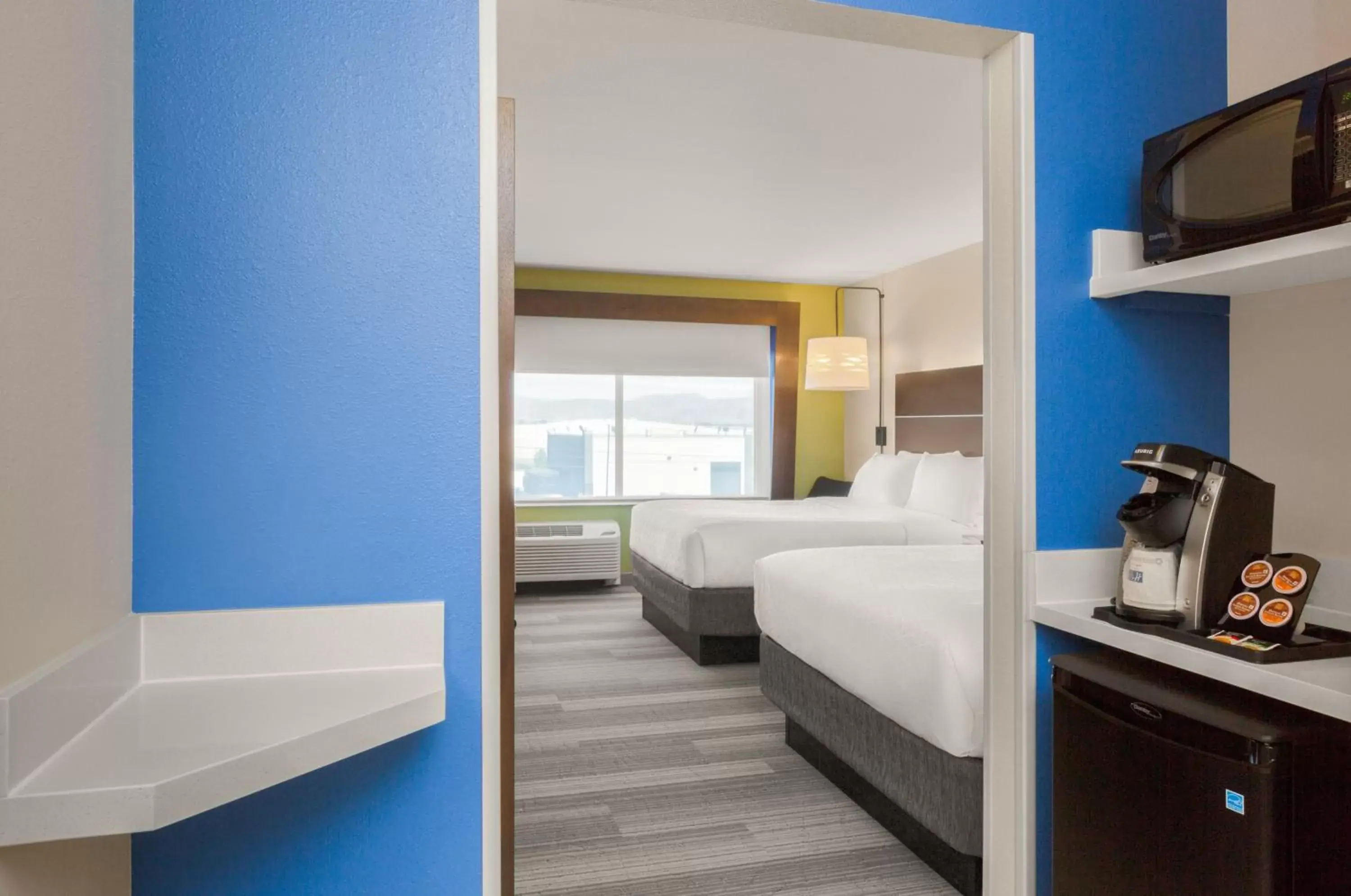 Photo of the whole room, Kitchen/Kitchenette in Holiday Inn Express & Suites - Union Gap - Yakima Area, an IHG Hotel