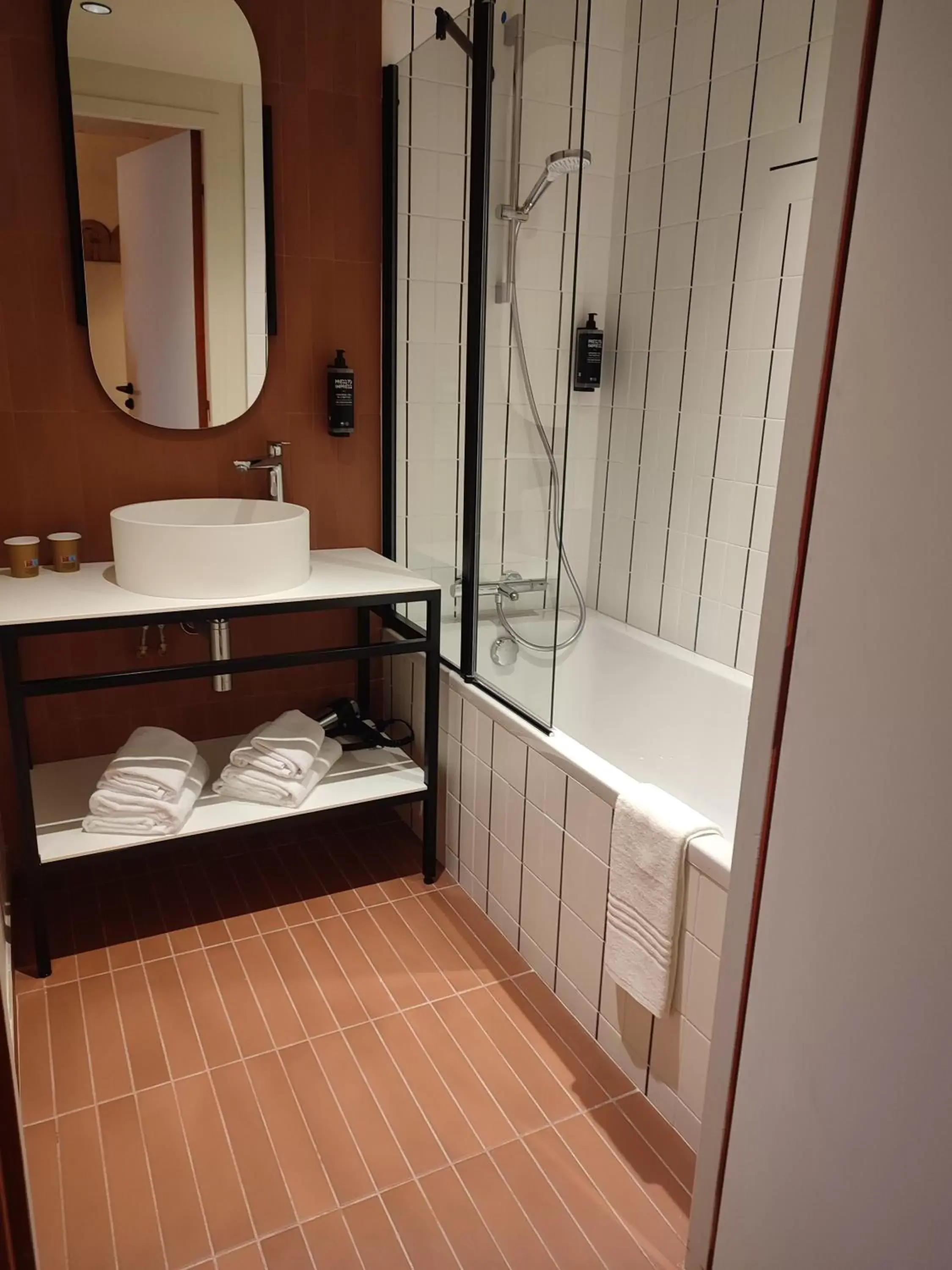 Bathroom in ibis Styles Montauban