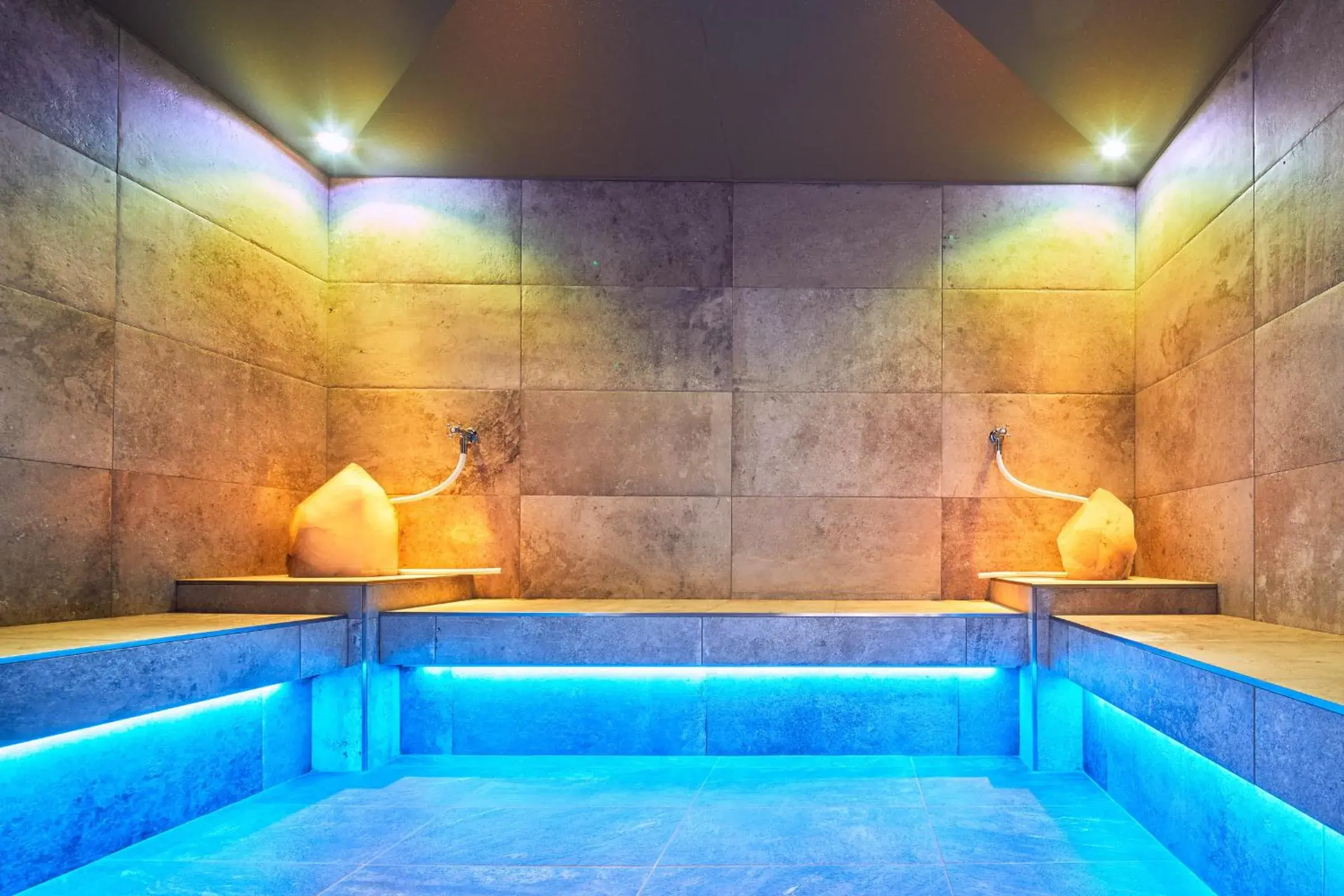 Sauna, Swimming Pool in Hotel Neue Post