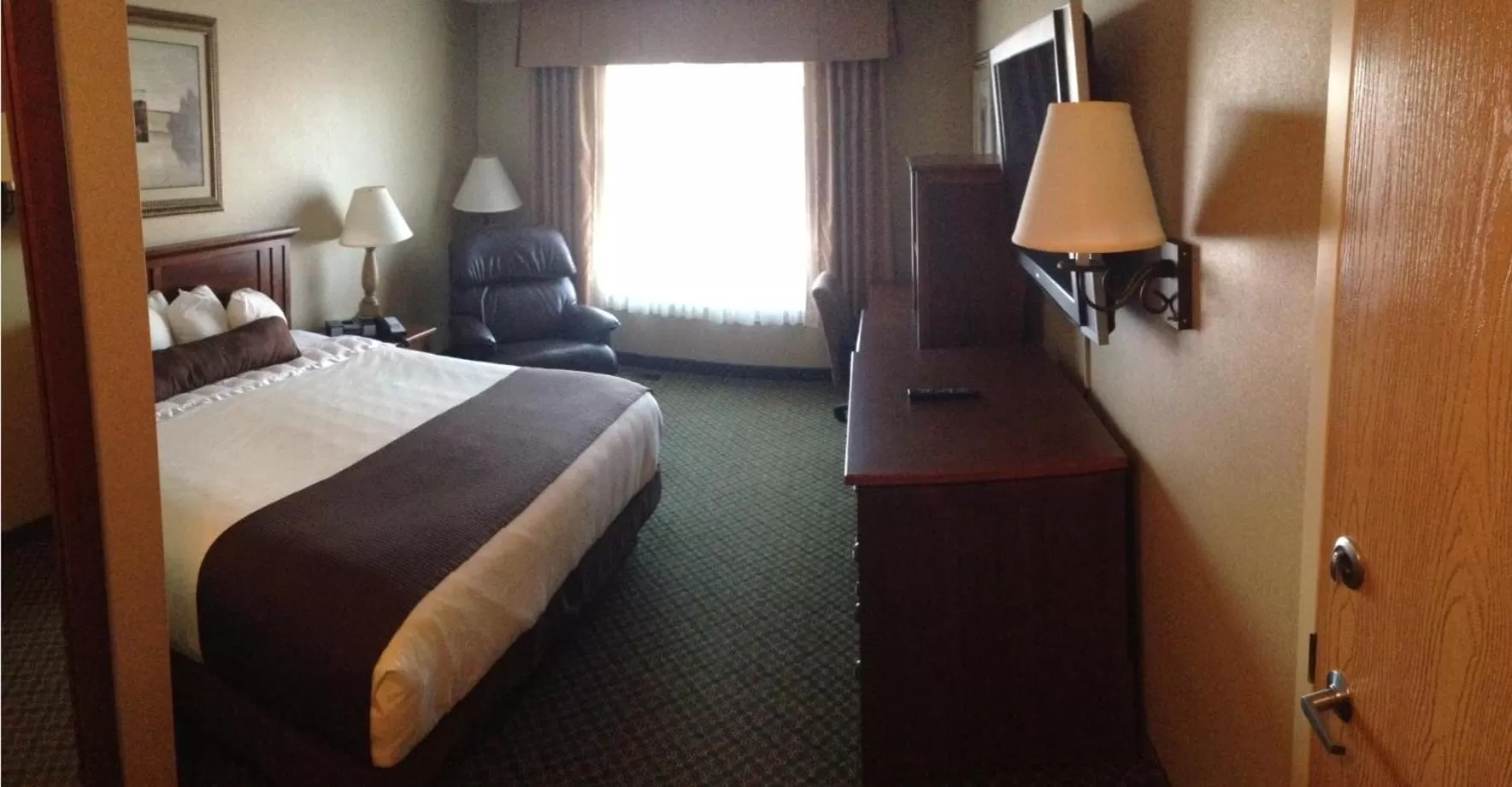 Day, Bed in C&#x27;mon Inn &amp; Suites Fargo