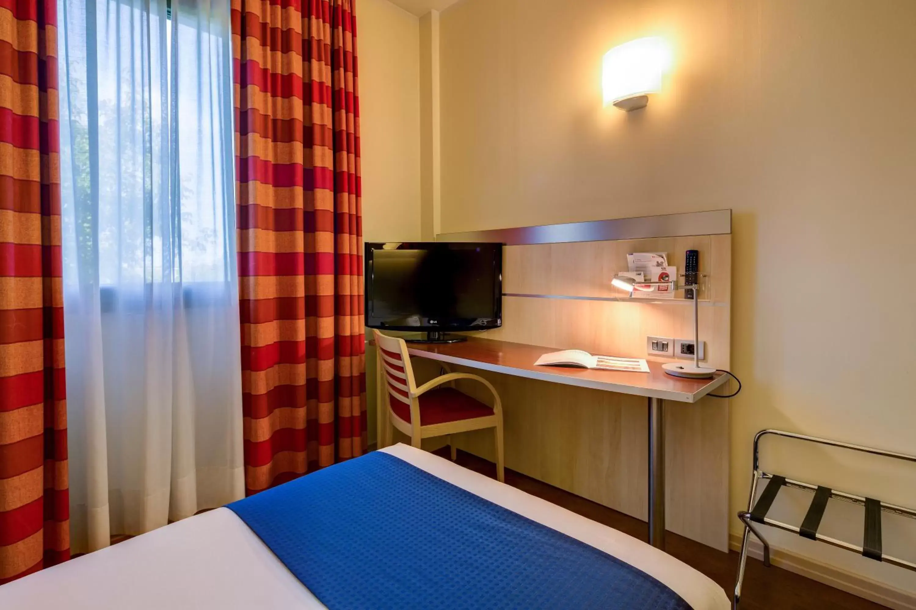 Property building, TV/Entertainment Center in Holiday Inn Express Parma, an IHG Hotel