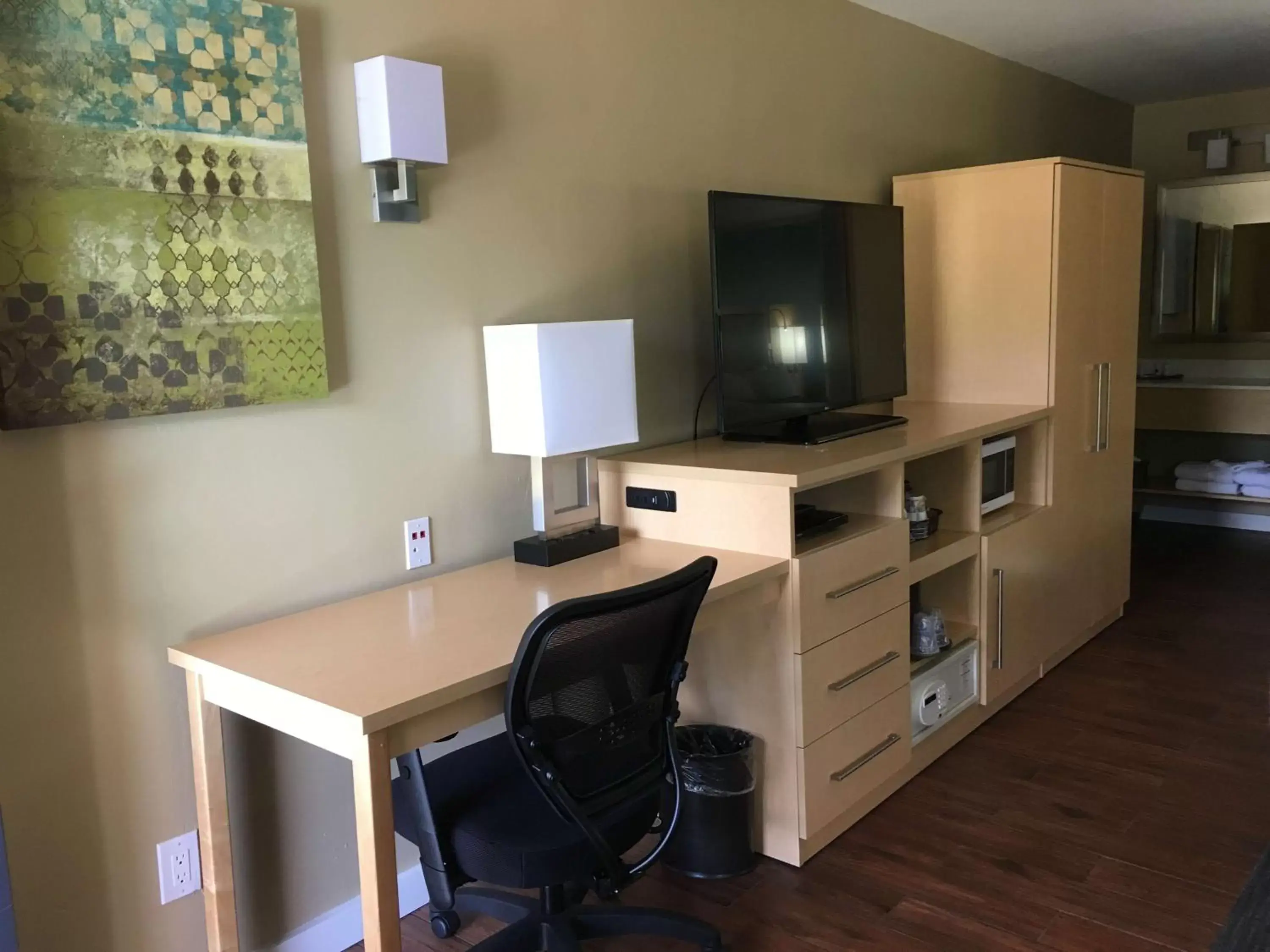 Photo of the whole room, TV/Entertainment Center in Best Western Plus South Coast Inn