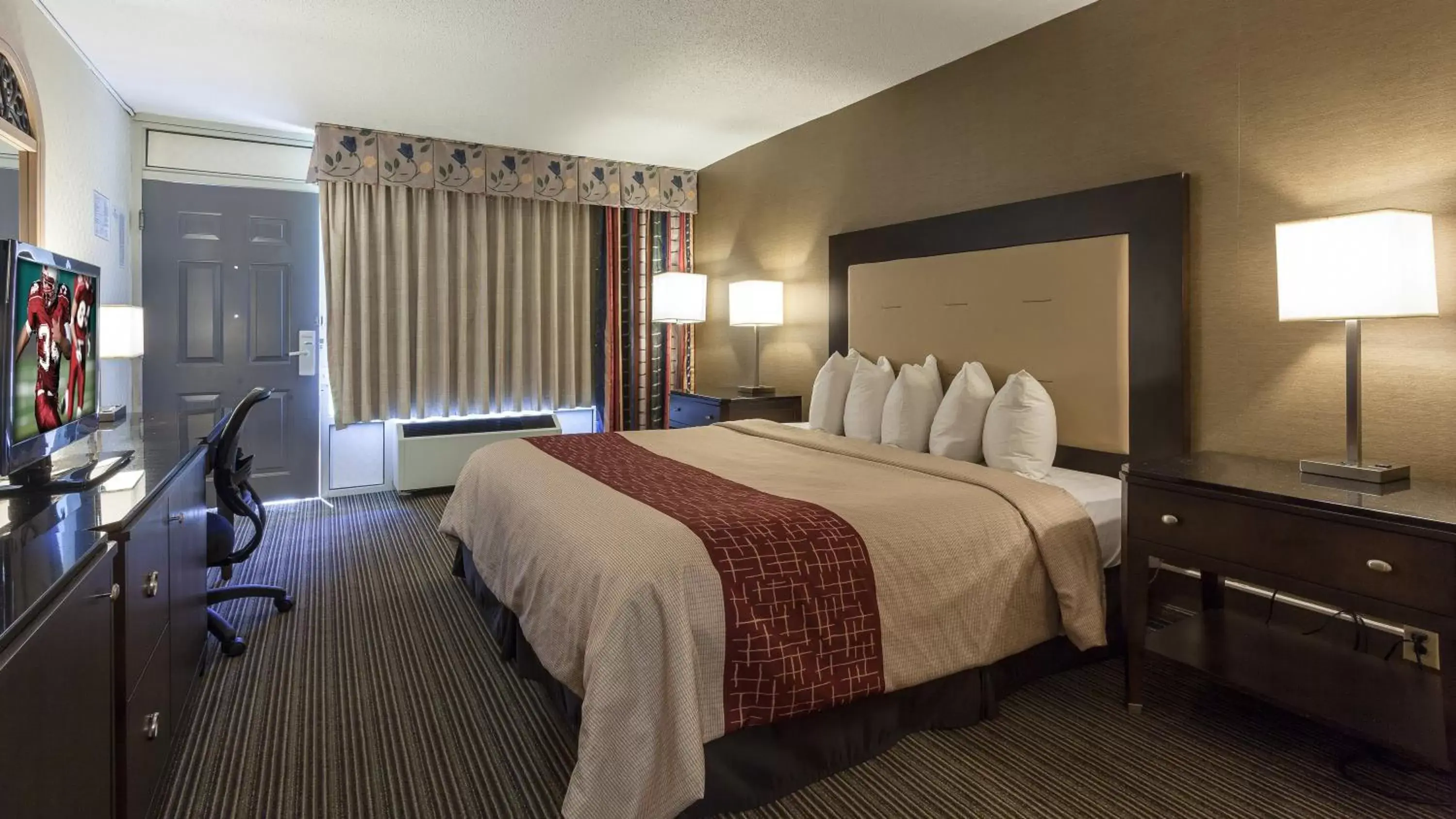 Photo of the whole room, Bed in Red Roof Inn & Suites Dekalb