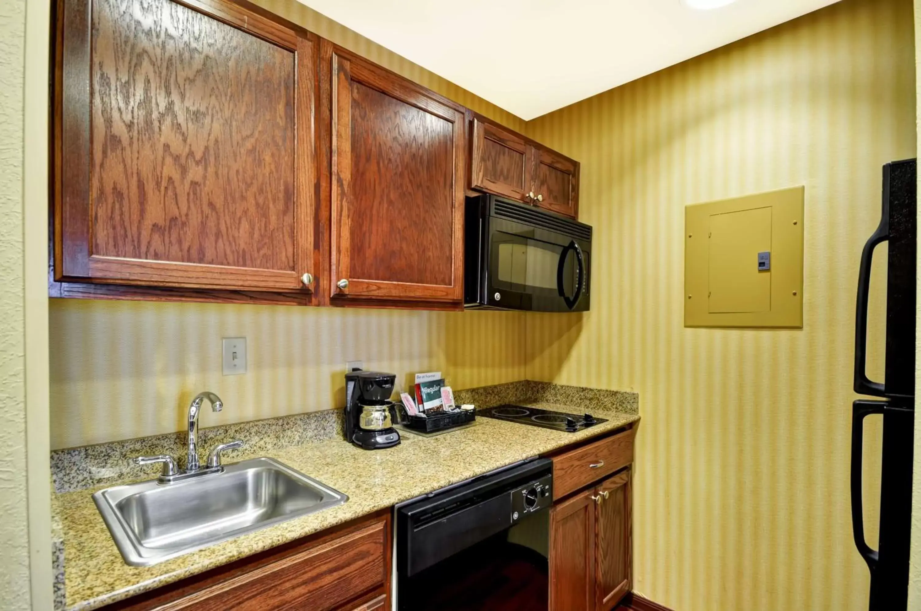 Bed, Kitchen/Kitchenette in Homewood Suites by Hilton Tulsa-South