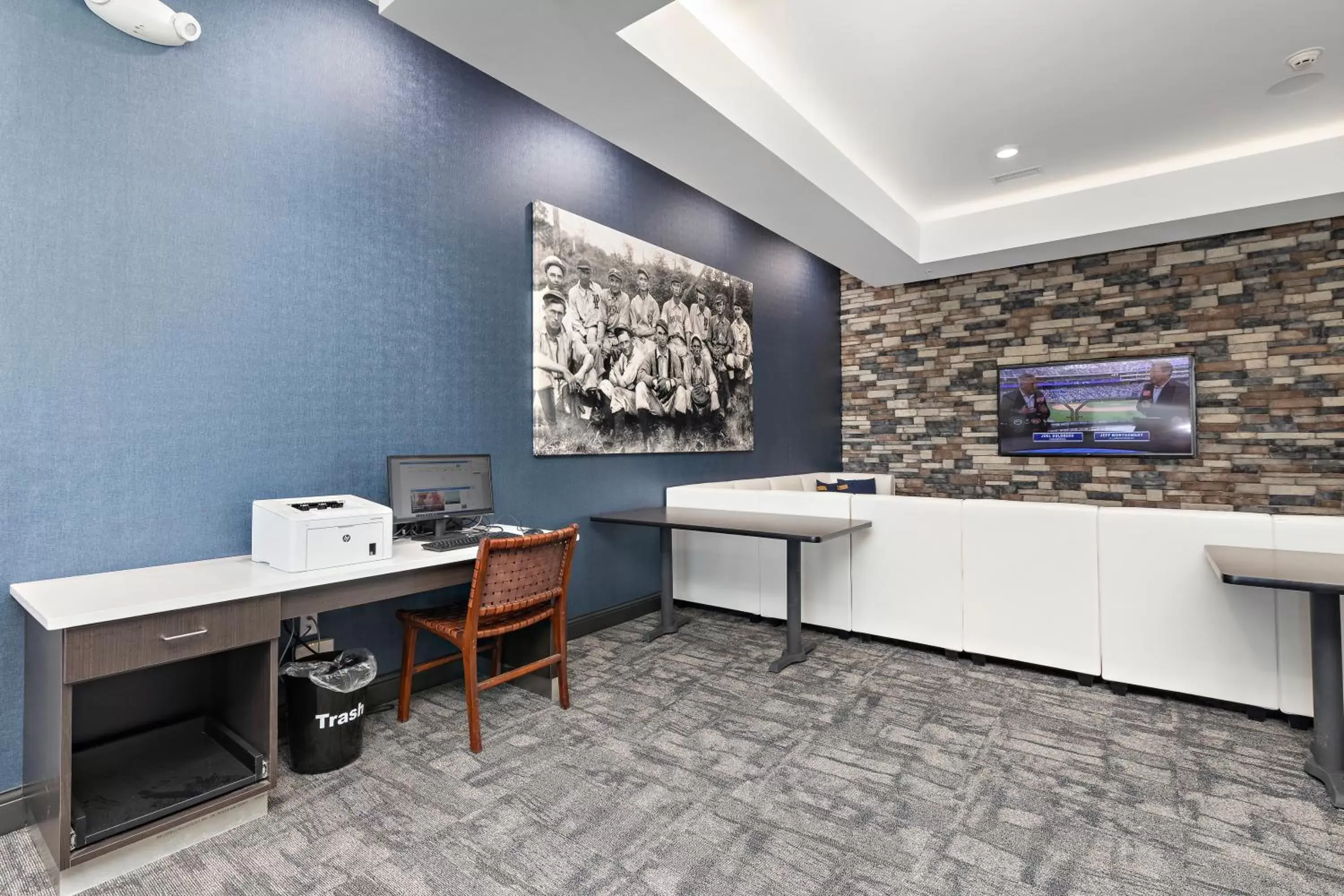 Lobby or reception, Kitchen/Kitchenette in Holiday Inn Express Kansas City North Parkville, an IHG Hotel