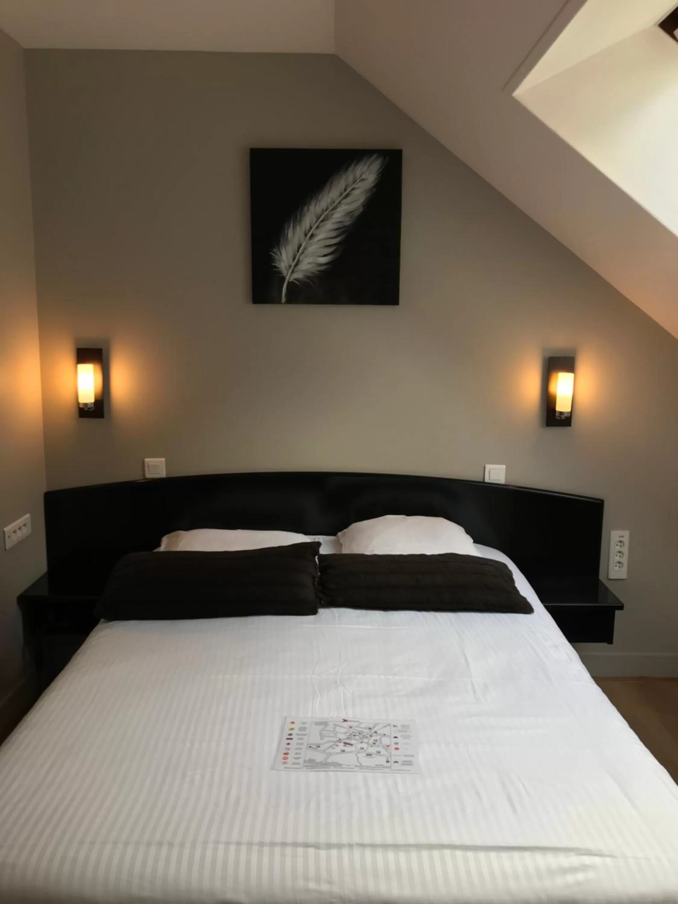 Bedroom, Bed in Hôtel Le Bayeux