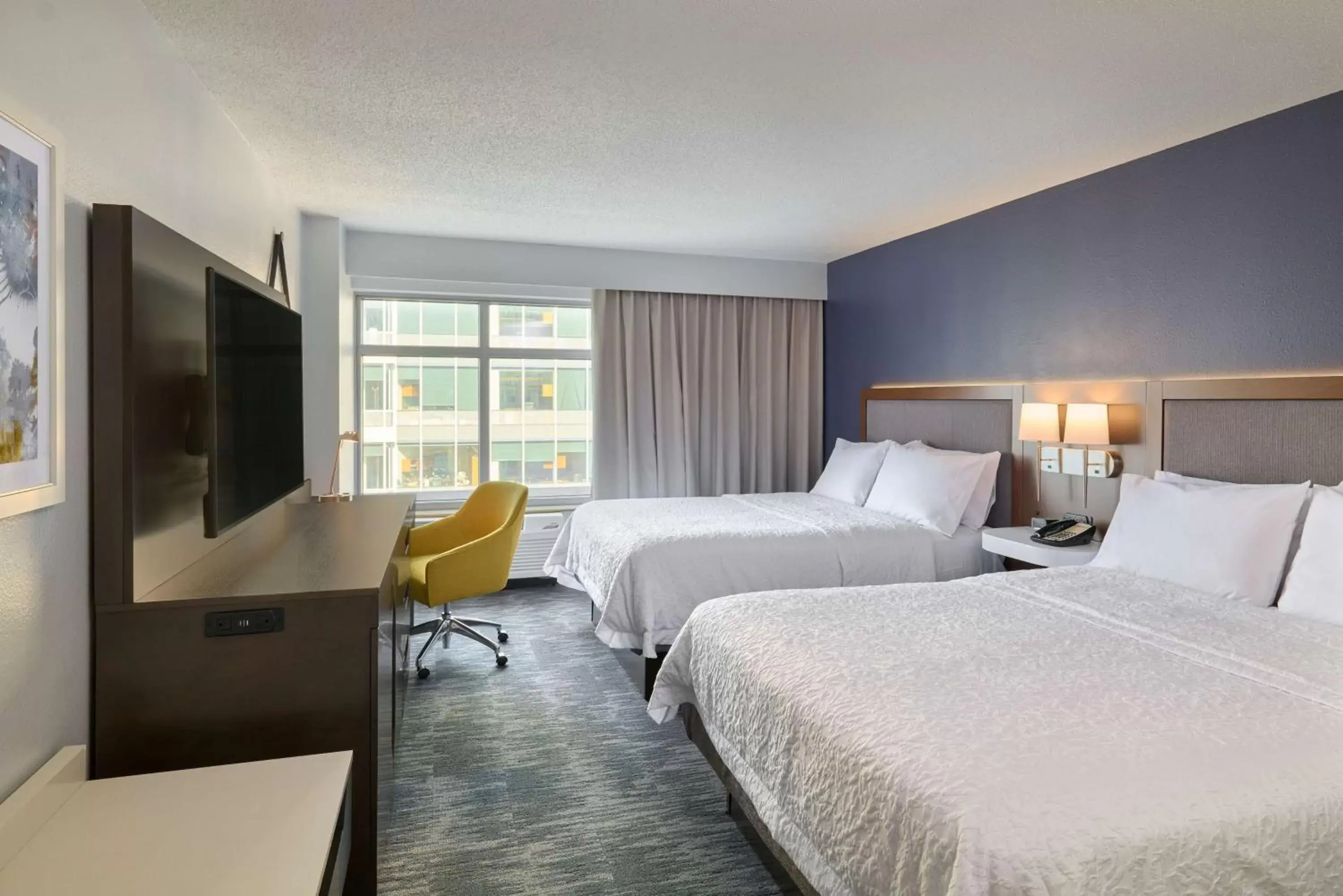 Bedroom, Bed in Hampton Inn Washington DC - Convention Center