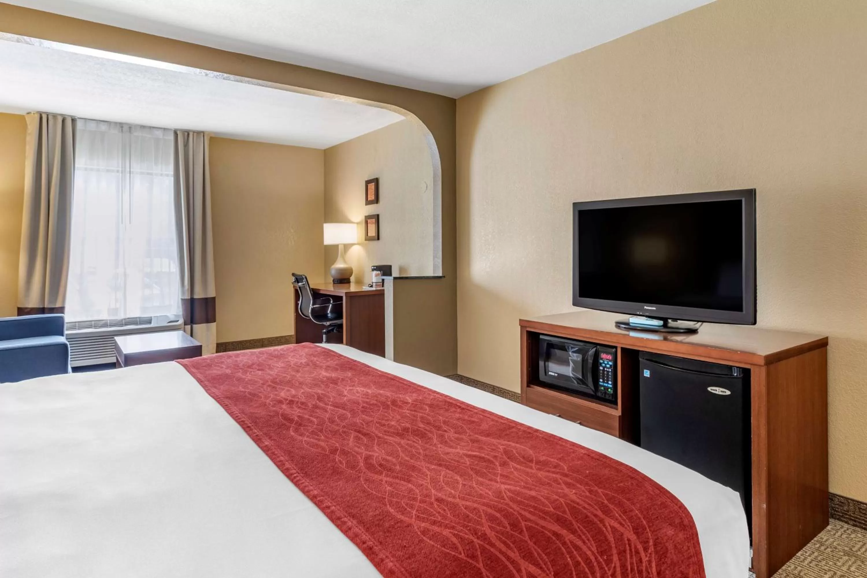 Photo of the whole room, Bed in Comfort Inn Biltmore West