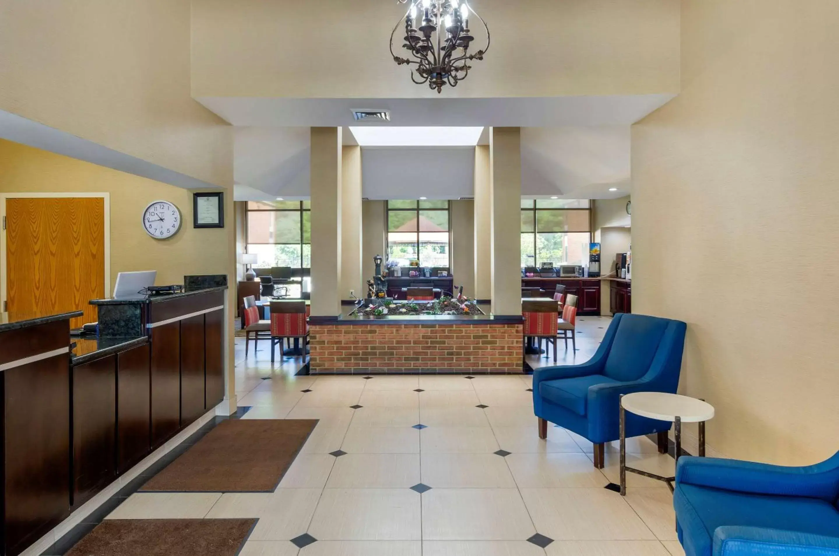 Lobby or reception, Restaurant/Places to Eat in Comfort Inn Bluefield