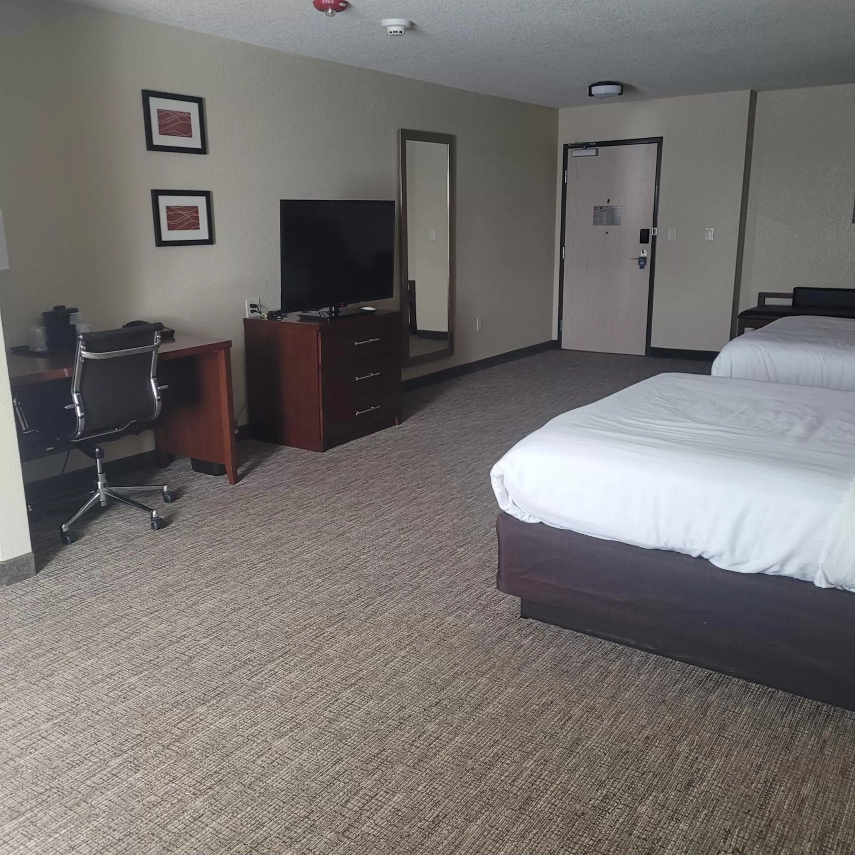 TV/Entertainment Center in Comfort Inn Altoona-Des Moines