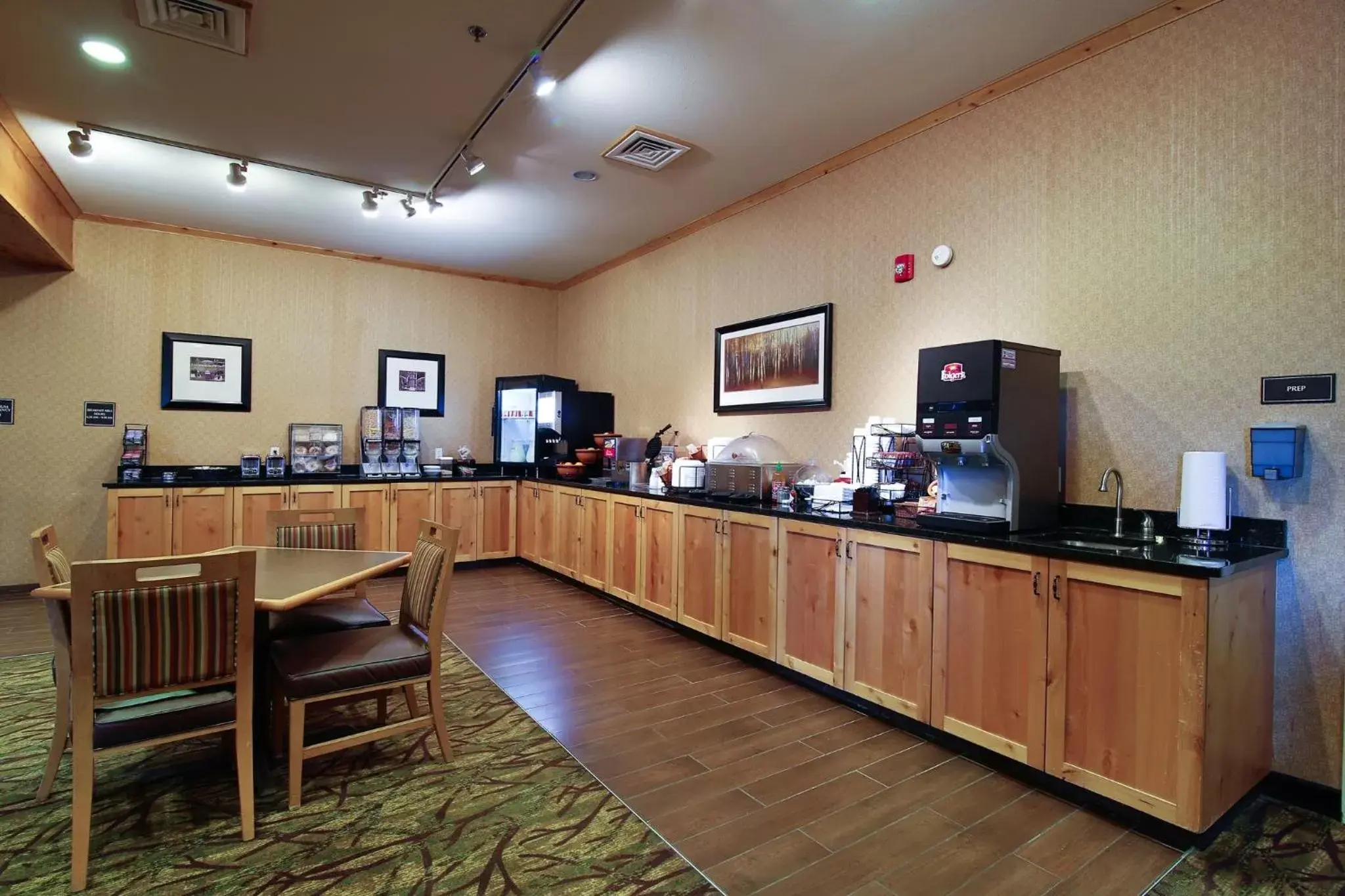 Breakfast, Restaurant/Places to Eat in Hawthorn Suites by Wyndham Minot