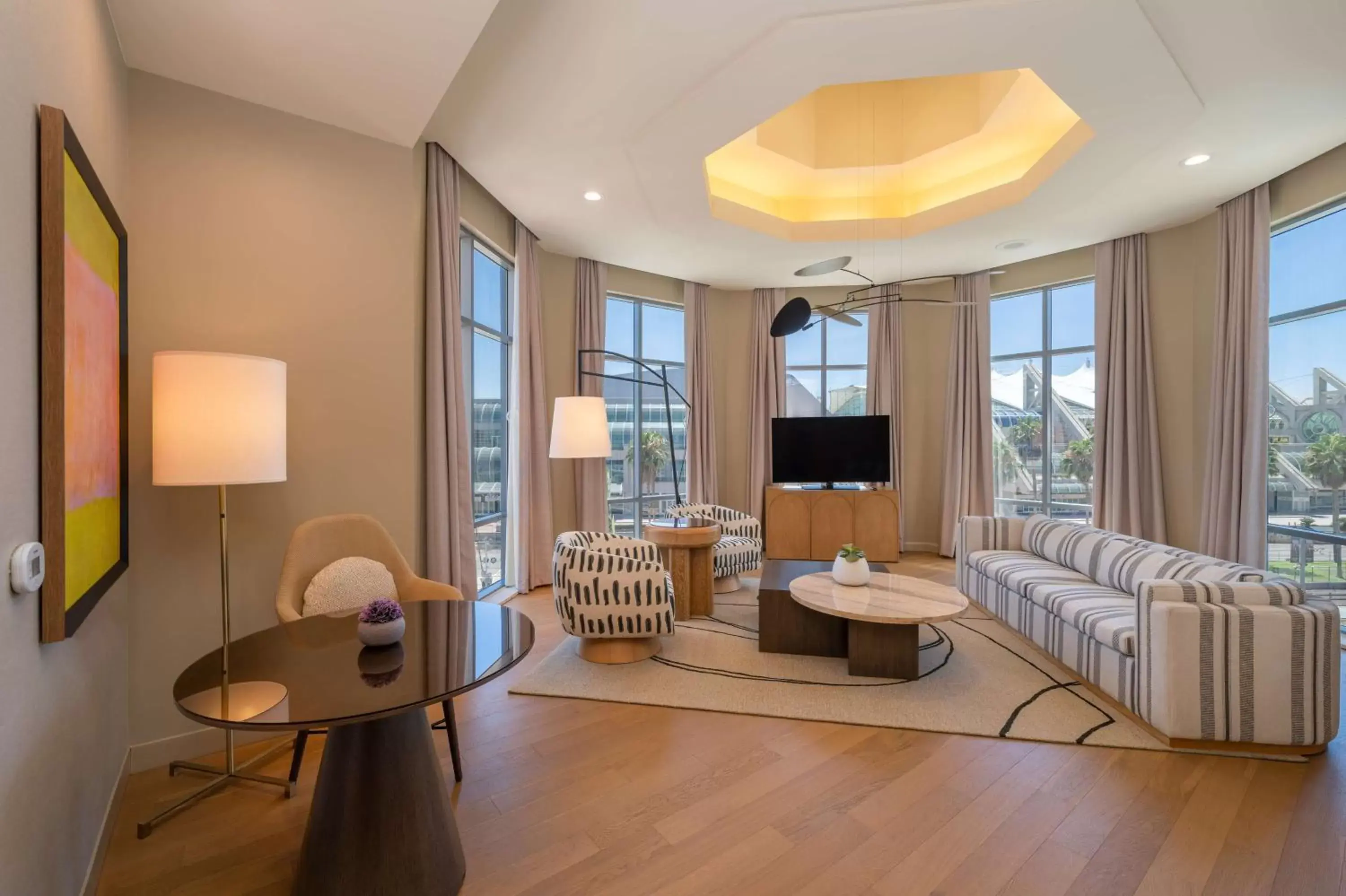 Living room in Hilton San Diego Gaslamp Quarter