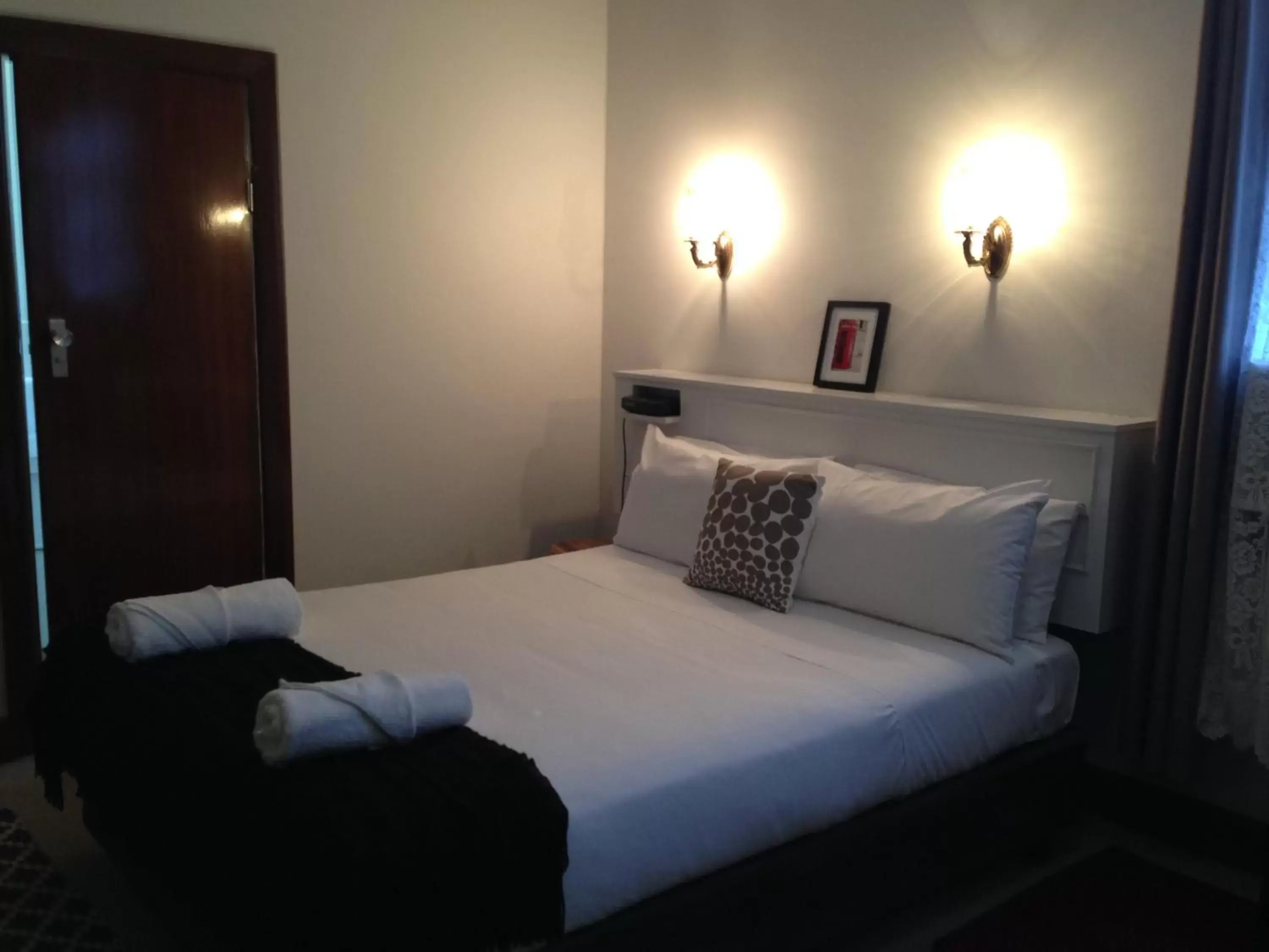 Bedroom, Bed in Burkes Hotel Motel