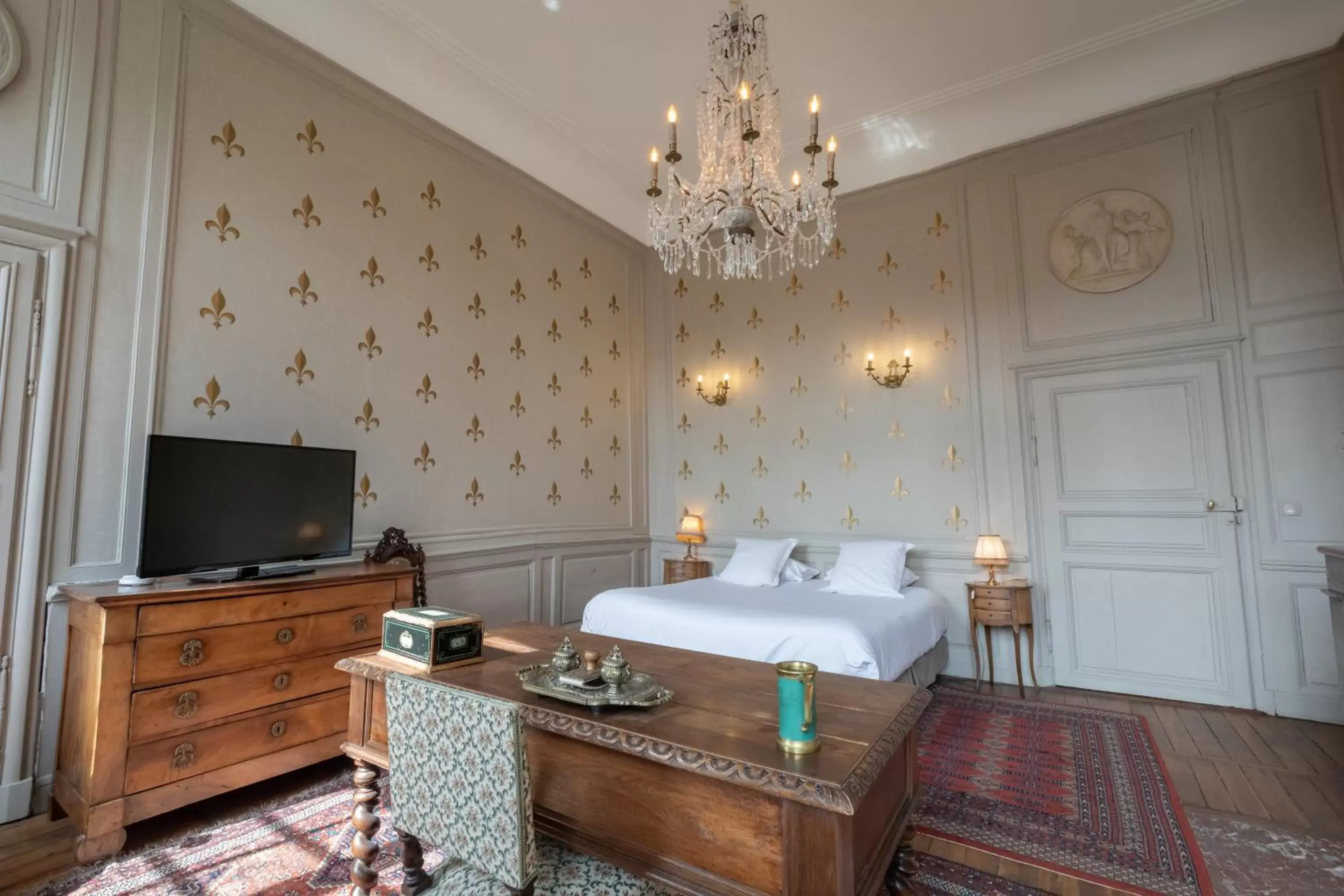 Double or Twin Room "Le Marquis de Tristan" in L'Hotel de Panette, Un exceptionnel château en ville - Chambres historiques, parking - Petit Déjeuner offert Double or Twin Room "Le Marquis de Tristan" in L'Hotel de Panette, Un exceptionnel château en ville - Chambres historiques, parking - Petit Déjeuner offert