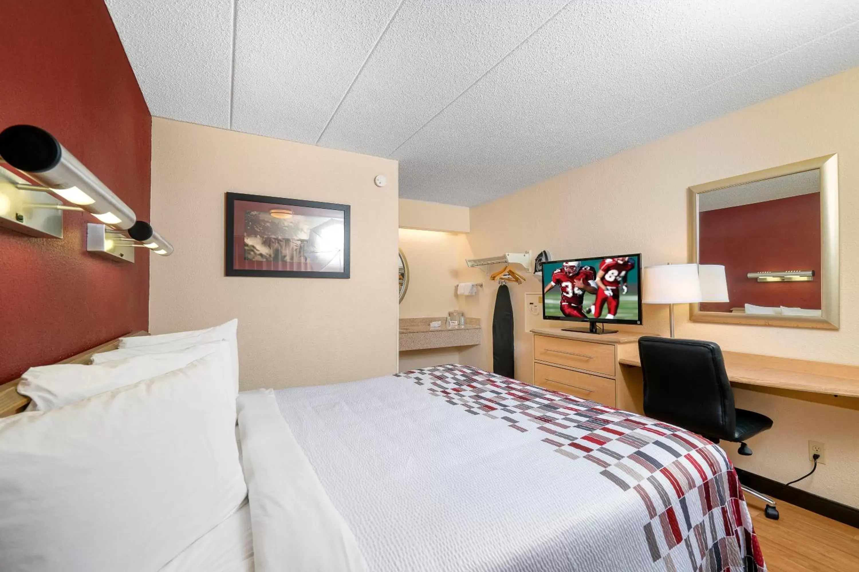 Photo of the whole room, Bed in Red Roof Inn Detroit-Rochester Hills/ Auburn Hills