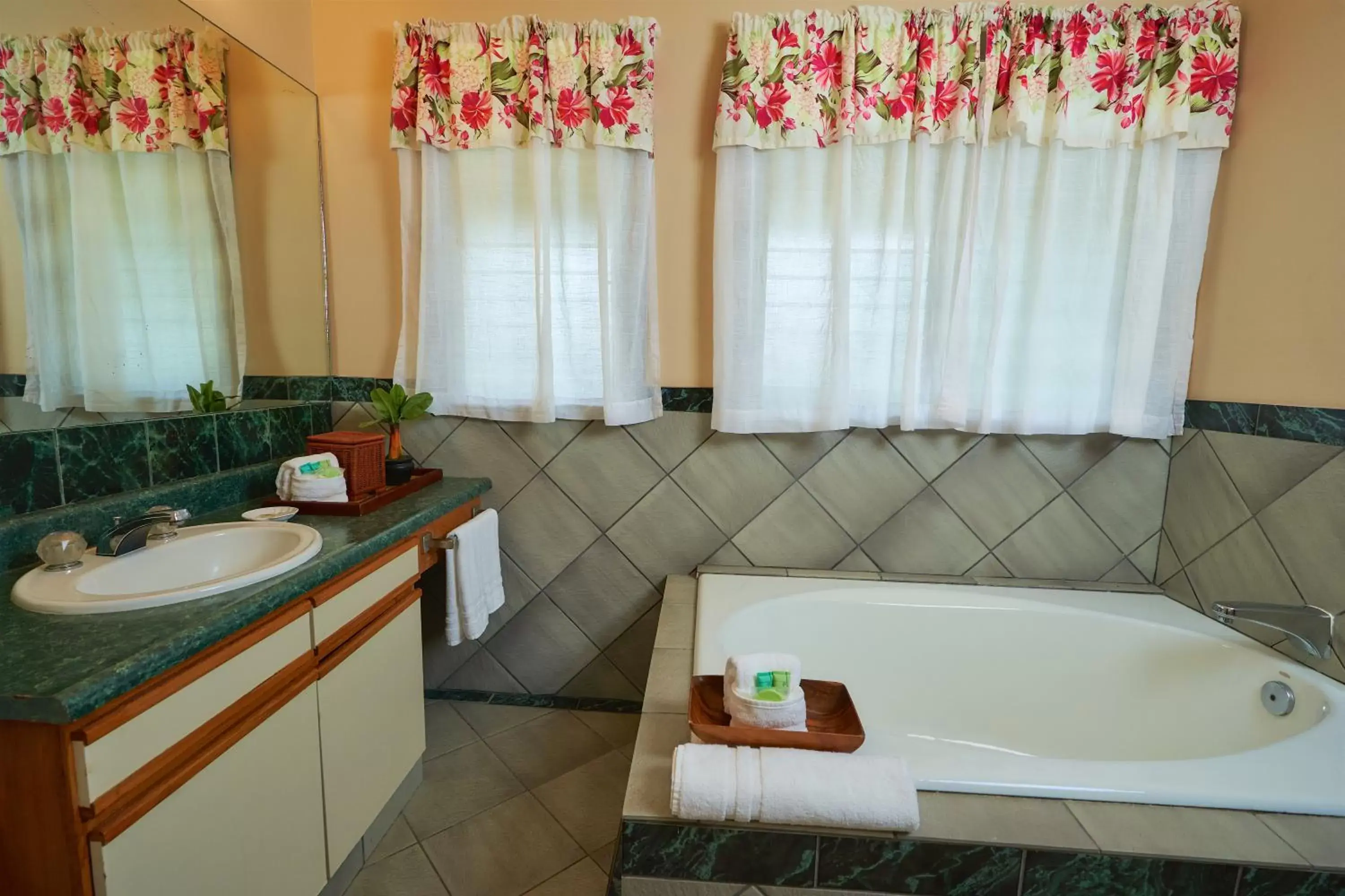 Shower, Bathroom in The Kauai Inn