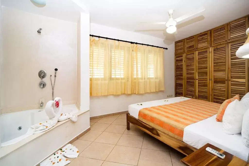 Shower, Bed in Albachiara Hotel - Las Terrenas