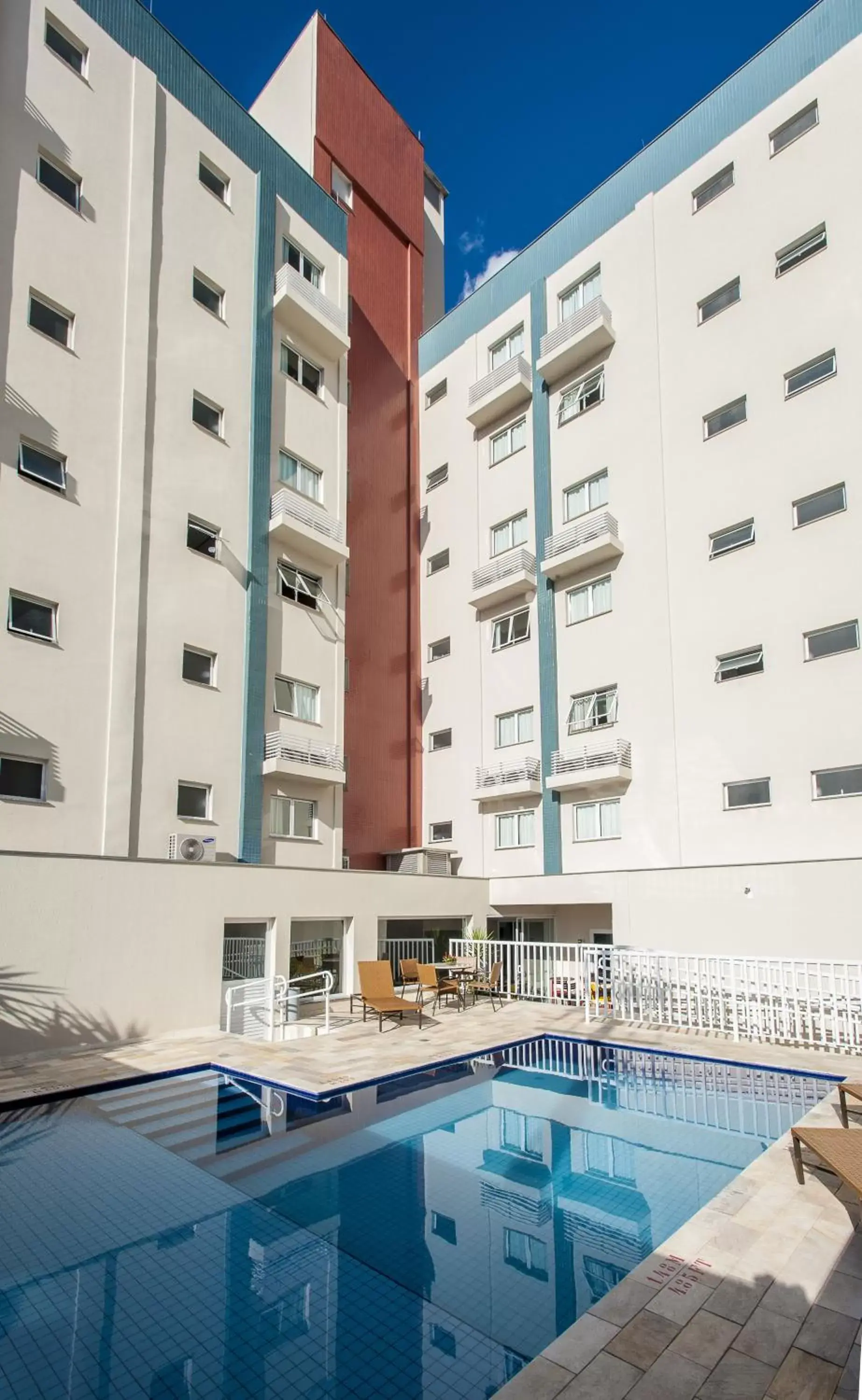 Property building, Swimming Pool in Comfort Hotel Bauru