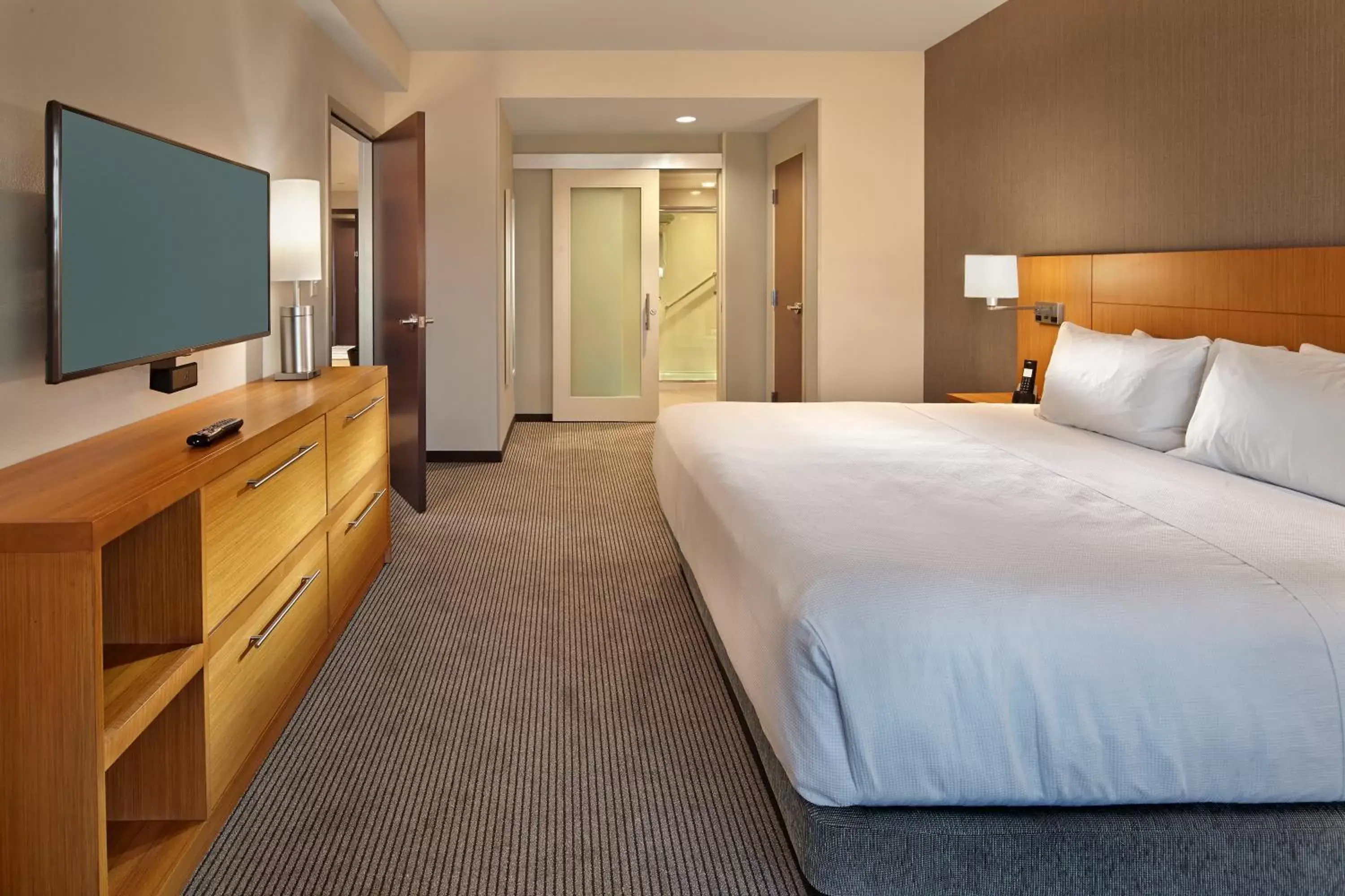 Bathroom, Bed in Hyatt Place Warwick/Providence Airport