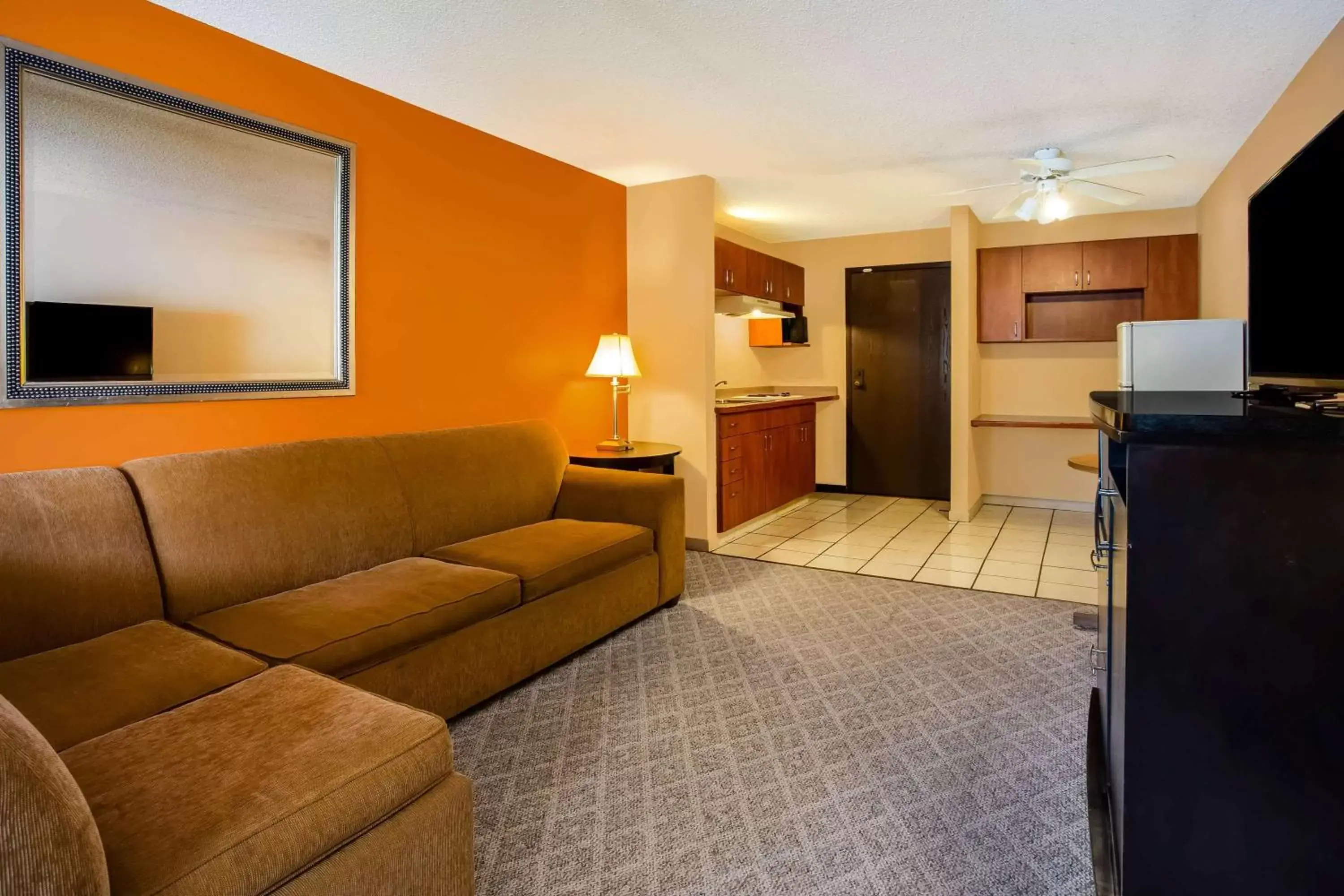 Photo of the whole room, Seating Area in Days Inn & Suites by Wyndham Stevens Point